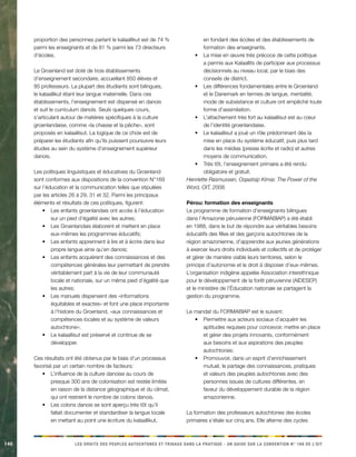 140 LES DROITS DES PEUPLES AUTOCHTONES ET TRIBAUX DANS LA PRATIQUE - UN GUIDE SUR LA CONVENTION N° 169 DE L’OIT 
proportion des personnes parlant le kalaallikut est de 74 % parmi les enseignants et de 81 % parmi les 73 directeurs d’écoles. 
Le Groenland est doté de trois établissements d’enseignement secondaire, accueillant 850 élèves et 85 professeurs. La plupart des étudiants sont bilingues, le kalaallikut étant leur langue maternelle. Dans ces établissements, l’enseignement est dispensé en danois et suit le curriculum danois. Seuls quelques cours, s’articulant autour de matières spécifiques à la culture groenlandaise, comme «la chasse et la pêche», sont proposés en kalaallisut. La logique de ce choix est de préparer les étudiants afin qu’ils puissent poursuivre leurs études au sein du système d’enseignement supérieur danois. 
Les politiques linguistiques et éducatives du Groenland sont conformes aux dispositions de la convention N°169 sur l’éducation et la communication telles que stipulées par les articles 26 à 29, 31 et 32. Parmi les principaux éléments et résultats de ces politiques, figurent: 
Les enfants groenlandais ont accès à l’éducation • sur un pied d’égalité avec les autres; 
Les Groenlandais élaborent et mettent en place • eux-mêmes les programmes éducatifs; 
Les enfants apprennent à lire et à écrire dans leur • propre langue ainsi qu’en danois; 
Les enfants acquièrent des connaissances et des • compétences générales leur permettant de prendre véritablement part à la vie de leur communauté locale et nationale, sur un même pied d’égalité que les autres; 
Les manuels dispensent des «informations • équitables et exactes» et font une place importante à l’histoire du Groenland, «aux connaissances et compétences locales et au système de valeurs autochtone»; 
Le kalaallisut est préservé et continue de se • développer. 
Ces résultats ont été obtenus par le biais d’un processus favorisé par un certain nombre de facteurs: 
L’influence de la culture danoise au cours de • presque 300 ans de colonisation est restée limitée en raison de la distance géographique et du climat, qui ont restreint le nombre de colons danois. 
Les colons danois se sont aperçu très tôt qu’il • fallait documenter et standardiser la langue locale en mettant au point une écriture du kalaallikut, en fondant des écoles et des établissements de formation des enseignants. 
La mise en oeuvre très précoce de cette politique • a permis aux Kalaallits de participer aux processus décisionnels au niveau local, par le biais des conseils de district. 
Les différences fondamentales entre le Groenland • et le Danemark en termes de langue, mentalité, mode de subsistance et culture ont empêché toute forme d’assimilation. 
L’attachement très fort au kalaallisut est au coeur • de l’identité groenlandaise. 
Le kalaallisut a joué un rôle prédominant dès la • mise en place du système éducatif, puis plus tard dans les médias (presse écrite et radio) et autres moyens de communication. 
Très tôt, l’enseignement primaire a été rendu • obligatoire et gratuit. 
Henriette Rasmussen, Oqaatsip Kimia: The Power of the Word, OIT, 2008. 
Pérou: formation des enseignants 
Le programme de formation d’enseignants bilingues dans l’Amazonie péruvienne (FORMABIAP) a été établi en 1988, dans le but de répondre aux véritables besoins éducatifs des filles et des garçons autochtones de la région amazonienne, d’apprendre aux jeunes générations à exercer leurs droits individuels et collectifs et de protéger et gérer de manière viable leurs territoires, selon le principe d’autonomie et le droit à disposer d’eux-mêmes. L’organisation indigène appelée Association interethnique pour le développement de la forêt péruvienne (AIDESEP) et le ministère de l’Éducation nationale se partagent la gestion du programme. 
Le mandat du FORMABIAP est le suivant: 
Permettre aux acteurs sociaux d’acquérir les • aptitudes requises pour concevoir, mettre en place et gérer des projets innovants, conformément aux besoins et aux aspirations des peuples autochtones; 
Promouvoir, dans un esprit d’enrichissement • mutuel, le partage des connaissances, pratiques et valeurs des peuples autochtones avec des personnes issues de cultures différentes, en faveur du développement durable de la région amazonienne. 
La formation des professeurs autochtones des écoles primaires s’étale sur cinq ans. Elle alterne des cycles  