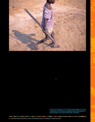 iix. aciittvés adeeiillnnorstt, diorst des aaeillrrstuv et formainot oprfeeeillnnoss 157 
Ces conventions ont été ratifiées par la quasi-totalité 
des États membres de l’OIT. Comme le réaffirme la 
déclaration de l’OIT de 1999 relative aux principes et 
droits fondamentaux au travail, même les États qui n’ont 
pas ratifié ces conventions ont le devoir de respecter, 
promouvoir et appliquer les droits et principes définis 
dans ces conventions fondamentales, y compris en ce qui 
concerne les peuples autochtones. 
Travail forcé 
Le travail est qualifié de forcé lorsqu’une personne 
exécute, sous la menace, morale ou physique, un travail 
qu’elle n’aurait pas choisi d’effectuer de son propre gré. 
Le travail forcé revêt différents aspects: esclavage ou 
pratiques apparentées à l’esclavage, servitude pour dette, 
servage. Les études de l’OIT montrent que dans bien des 
régions, les peuples autochtones sont particulièrement 
susceptibles d’être victimes du travail forcé car ils sont 
depuis longtemps soumis à des discriminations. 
En Amérique latine, aujourd’hui et depuis des siècles, 
les principales victimes du travail forcé sont les peuples 
autochtones. En Asie du Sud, les cas d’asservissement 
demeurent particulièrement répandus chez les Dalits 
(«Intouchables») et les Adivasi (aborigènes de l’Inde). On 
sait également que les femmes et les filles des tribus des 
collines du Mékong, en Asie du Sud-est, sont souvent la 
proie d’une traite des femmes à des fins d’exploitation 
sexuelle. En Afrique centrale, le travail forcé semble 
toucher particulièrement les peuples Baka, Batwa et 
autres peuples dits «pygmées». 
La convention N° 29 de 1930 sur le travail forcé oblige 
les États membres de l’OIT à abolir l’emploi du travail 
forcé ou obligatoire sous toutes ses formes et dans le 
plus bref délai possible. En 1957, la convention N° 29 a 
été complétée par la convention N° 105 sur l’abolition 
du travail forcé. Cette convention définit les conditions 
dans lesquelles il est interdit de recourir au travail forcé. 
Selon cette convention, le travail forcé ne peut jamais 
être utilisé à des fins de développement économique ou 
comme moyen d’éducation politique, de discrimination, 
de sanction par le travail ou de répression à l’encontre de 
grévistes.4) 
Travail des enfants dans les communautés 
autochtones 
Il faut opérer une distinction entre ce qui constitue le 
travail acceptable des enfants et ce qui ne l’est pas. Les 
pires formes du travail des enfants sont les suivantes: 
l’esclavage et le travail forcé, la traite des enfants, leur 
recrutement forcé dans des conflits armés, l’utilisation 
des enfants à des fins de prostitution, de production de 
matériel pornographique ou aux fins d’activités illicites 
telles que le trafic de stupéfiants, ou obliger des enfants 
à effectuer des travaux qui sont susceptibles de nuire à 
leur santé, sécurité ou moralité. Ce n’est pas le cas de 
4) Pour plus d’informations, voir le rapport global de 2005 sur le suivi de 
la Déclaration de l’OIT relative aux principes et droits fondamentaux au 
travail («A global alliance against forced labour», OIT, 2005. 
 