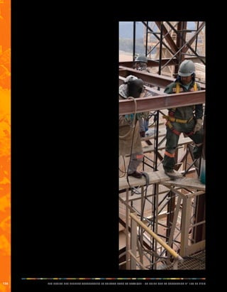 158 LES DROITS DES PEUPLES AUTOCHTONES ET TRIBAUX DANS LA PRATIQUE - UN GUIDE SUR LA CONVENTION N° 169 DE L’OIT 
la plupart des enfants autochtones, qui sont chargés de 
travaux qui reflètent des conceptions culturelles complexes 
du développement de l’enfant, en fonction de la tranche 
d’âge, du sexe, du rang social, et qui s’accompagnent 
souvent de rituels de passage à l’âge adulte. Ces travaux 
légers, qui ne leur portent aucun préjudice mais plutôt 
aident les enfants à se développer et leur permettent 
d’acquérir des compétences, des comportements et de 
l’expérience afin qu’ils deviennent des membres utiles et 
productifs au sein de leur communauté à l’âge adulte, ne 
peuvent pas être assimilés aux formes préjudiciables du 
travail des enfants. 
Les enfants autochtones qui travaillent sont surtout ceux 
qui vivent dans les zones rurales, mais c’est aussi de 
plus en plus souvent le cas dans les villes. Les enfants 
de mères seules et les orphelins sont particulièrement 
vulnérables. Les enfants autochtones travaillent dans le 
secteur structuré comme dans le secteur non structuré 
de l’économie. Cependant, ils sont plus nombreux à 
travailler dans le secteur de l’économie informelle, où ils 
travaillent ordinairement durant de très longues heures 
et sont souvent payés en nature. Les enfants indigènes 
représentent une portion grandissante de la main-d’oeuvre 
migrante qui travaille dans les plantations ou 
autres structures commerciales agricoles. Au Guatemala, 
par exemple, les enfants sont exploités au travail dans 
les commerces agricoles, les manufactures de pièces 
d’artifice et l’artisanat. 
Le travail des enfants touche les garçons et les filles de 
manière différente. En raison des discriminations sexistes 
très répandues, notamment dans le cadre de certaines 
pratiques culturelles indigènes, les filles des zones rurales 
sont moins scolarisées et nombre d’entre elles migrent 
vers les zones urbaines pour y travailler en tant que 
domestiques. Cela leur donne moins de «visibilité» et les 
rend plus vulnérables à l’exploitation, aux abus sexuels 
et aux violences. Certains enfants autochtones arrivent à 
conjuguer école et travail, mais la majorité des enfants qui 
travaillent ont été peu scolarisés, voire pas du tout. 
Bien que l’effort collectif visant à éliminer le travail des 
enfants se soit intensifié, les enfants autochtones en 
bénéficient moins que les autres enfants. De fait, il y a 
encore peu de temps, le travail des enfants appartenant 
à des peuples autochtones attirait peu l’attention des 
gouvernements, des institutions internationales et des 
peuples autochtones eux-mêmes. Cette question reste en 
grande partie occultée et on dispose de peu de données 
sur l’ampleur du problème ou sur les conditions et le type 
de travail auquel sont soumis les enfants autochtones. 
Toutefois, des séries de cas et des exemples observés 
 