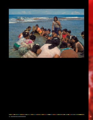 IV. Iiinnosstttu acehnoosttu 57 
• Rendre possible l’intégration et le renforcement 
du droit coutumier au sein du système juridique et 
administratif de la région autonome; 
• Nouer des relations avec des organismes 
internationaux de solidarité avec les indigènes sur 
le plan économique, politique et culturel. 
L’article 4 de la loi 445 sur les terres collectives établit que 
«l’assemblée communautaire constitue l’autorité suprême 
au sein des communautés autochtones et ethniques. 
Cette autorité communautaire est chargée de représenter 
les communautés sur le plan juridique [...]». Ce même 
article détermine que «l’autorité territoriale est l’autorité 
suprême du territoire et est organisée conformément aux 
procédures établies par le groupe de communautés du 
territoire concerné». 
L’article 5 de la loi 445 définit les autorités 
communautaires comme des institutions d’administration 
traditionnelles, représentatives d’une communauté. 
Les articles 11 et 15 de ladite loi proclament que la 
municipalité, le gouvernement régional et le conseil 
régional ont le devoir de respecter le droit des peuples 
indigènes et des communautés ethniques à disposer 
collectivement des terres et des ressources naturelles 
situées dans leur juridiction. 
Étude de cas réalisée par Myrna Cunningham. 
http://www.manfut.org/RAAN/ley445.html 
Guatemala: autorités indigènes 
On trouve, au Guatemala, des figures de l’autorité du 
monde maya, comme les Ajqi’j (prêtres mayas), les 
guérisseurs et les sages femmes, dont les services 
sont basés sur le calendrier maya. L’autorité de ces 
personnes n’est pas reconnue par l’État. La loi municipale 
de 2002 reconnaît les communautés autochtones en 
tant qu’entités juridiques (article 20) et reconnaît les 
municipalités autochtones, là où elles existent encore 
(article 55). Bien plus important, cette loi reconnaît les 
maires auxiliaires, ou maires des communautés, en tant 
que représentants des communautés (article 56) et non 
en tant que délégués du gouvernement. Par conséquent, 
comme les accords de paix le stipulent, les maires des 
communautés peuvent être élus par les communautés 
au lieu d’être nommés par le maire de la municipalité. Les 
maires des communautés jouent le rôle d’intermédiaires 
entre la municipalité et les communautés. 
Étude de cas réalisée par Myrna Cunningham. 
http://www.ops.org.gt/docbas 
 