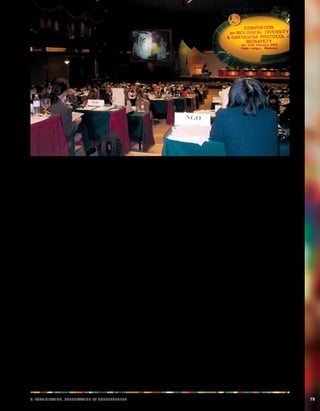 v. Paaciiinoprtt, acilnnoosttu et ceennostment 79 
L’article 5 de la Magna Carta de Panama affirme que la loi 
peut créer des divisions politiques régis par des régimes 
spéciaux. À cet égard, Panama comporte cinq unités 
territoriales spéciales qui bénéficient d’une indépendance 
administrative et sont gérées par des conseils généraux, 
traditionnels, régionaux et locaux. Ils sont régis par leurs 
traditions et coutumes propres et prennent eux-mêmes les 
décisions. Cependant, ces ces dernières ne peuvent être 
contraires à la Constitution ou à la législation panaméenne. 
Quant à l’État, il reconnaît les caractéristiques distinctives 
de la société indigène par rapport à la société nationale 
dominante. Les communautés autochtones se soumettent 
à certains intérêts de l’État en matière de souveraineté, de 
sécurité et d’utilisation des ressources afin d’obtenir les 
droits sur leur territoire d’origine. Les peuples autochtones 
prennent, eux-mêmes, la plupart des décisions qui les 
concernent sur le plan culturel, économique et politique. 
Ils veillent également au respect de leurs droits. 
La région de Kuna Yala, d’une superficie de 5 500 km2, 
se situe au nord-est de Panama et est constituée de 
terres intérieures et de zones côtières. Elle est gouvernée 
par le conseil général de Kuna (CGK ou Onmaked 
Summakaled). Ce conseil représente la plus haute 
instance et est composé des conseillers locaux de 49 
communautés, chacune représentée par un Saila. La 
région est gouvernée par trois chefs généraux (Caciques), 
élus par le CGK. Le CGK se réunit pendant 4 jours, 
tous les 6 mois. Outre les 49 Sailas qui représentent 
leurs communautés, la participation aux réunions du 
conseil est obligatoire pour les députés de l’assemblée 
nationale, le gouverneur régional, les représentants des 4 
départements (corregimientos) et les directeurs régionaux 
de chaque institution établie dans la région. De plus, 
chaque communauté a l’obligation d’inclure une femme 
dans sa délégation. La participation des femmes a été 
approuvée par les Sailas, mais la plupart des dispositions 
de cet accord n’ont toujours pas été mises en oeuvre par 
les communautés. 
Parallèlement, le Conseil culturel de Kuna (Onmaked 
Namakaled) a été créé en 1971. Ce conseil, dirigé par 
les Sailas Dummagan de tradition Kuna, est chargé de 
soutenir et de diffuser la culture Kuna. Il n’est pas autorisé 
à traiter des questions d’ordre politique. 
Le Conseil culturel de Kuna et le CGK sont 
hiérarchiquement supérieurs à toutes les autres 
organisations de Kuna ainsi qu’au gouvernement et aux 
institutions privées, tout en jouant un rôle de consultation 
et de coordination auprès d’eux. Tout organe souhaitant 
négocier ou mettre en oeuvre un accord ou un projet, dans 
la région de Kuna Yala, doit se faire avec l’accord de ces 
autorités, dans la juridiction concernée. 
http://www.oas.org/Juridico/MLA/sp/pan/sp_pan-int-text-const. 
pdf 
Étude de cas réalisée par Myrna Cunningham. 
 