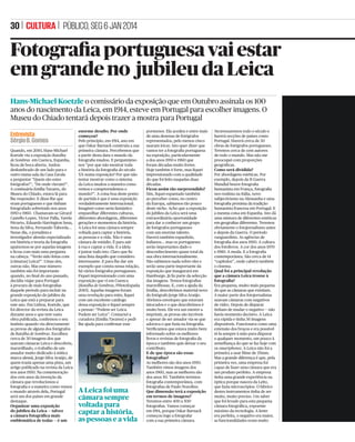 PÚBLICO, SEG 6 JAN 2014 | CIÊNCIA | 29

Terapia genética conseguiu travar
cancro da mama em ratinhos
Tratamento aplicado nos animais de laboratório reverteu progressão das células cancerosas do tecido
mamário que estavam no estado inicial da doença. Cientistas querem tentar aplicar técnica a humanos
SILVA KRAUSE E AMY BROCK

Medicina
Nicolau Ferreira
Uma equipa de investigadores da
Faculdade Médica de Harvard, em
Boston, silenciou a actividade de um
gene em células do tecido mamário
de ratinhos que é importante para o
desenvolvimento do cancro da mama. Estas células estavam a tornarse cancerosas, mas a terapia genética conseguiu reverter o processo e
normalizá-las. Publicada na revista
Science Translational Medicine, a descoberta poderá vir a ser aplicada no
combate ao cancro da mama.
O trabalho, liderado por Donald
Ingber, centrou-se nas células dos
ductos mamários, os canais por onde
passa o leite. “Apesar de haver algumas excepções, a maioria dos cancros da mama [cerca de 75%] aparece
nas células epiteliais dos ductos”, disse o investigador ao PÚBLICO.
Muitas vezes, são detectadas lesões
nas células do epitélio dos ductos mamários, que podem desenvolver-se
em cancros. Mas não se sabe quais as
lesões que efectivamente estão nesse caminho. Como a medicina ainda
não faz essa triagem, recorre-se a soluções drásticas como a radioterapia
ou mesmo a mastectomia, dois tratamentos violentos com efeitos secundários a nível físico e psicológico.
Uma avaliação feita por especialistas, publicada em 2007, sublinhou a
urgência de se “desenvolverem terapias minimamente invasivas que possam ser direccionadas directamente
para o epitélio do ducto, de forma a
prevenir a progressão de lesões prémalignas sem produzir uma toxicidade sistémica”, lê-se no artigo.
Os investigadores escolheram
uma abordagem genética, através
da utilização do chamado “ARN de
interferência”. Esta técnica trava a
actividade genética nas células. A
informação contida nos genes, que
estão inseridos nas longas cadeias
de ADN, é o molde inicial para se
produzirem proteínas. Para isso, a
maquinaria celular começa por passar a informação do ADN para o ARN
— uma molécula que pode navegar
à vontade na célula — e, ﬁnalmente, traduz a informação contida na
molécula de ARN nos aminoácidos
que formam as proteínas. O ARN de
interferência liga-se ao ARN transcrito a partir do ADN, impedindo-o

didato para ser silenciado pelo ARN
de interferência.
Primeiro, os cientistas experimentaram in vitro silenciar este gene, em
células cancerosas do epitélio dos
ductos de ratinhos. Ao contrário das
células saudáveis, que formavam tubos, as células cancerosas aglomeravam-se numa massa desestruturada.
Mas, quando os cientistas aplicaram
o ARN de interferência, as células reverteram o processo canceroso e voltaram a ter um aspecto saudável.
Depois, a equipa fez o mesmo in
vivo, em ratinhos transgénicos, com
um outro gene responsável pelo cancro da mama. Para isso, injectou a
solução com o ARN de interferência
— que estava dentro de pequeníssimas bolas ocas de gordura, criadas
por um dos membros da equipa —
através dos mamilos dos ratinhos.
O líquido entrou pelos ductos mamários, fazendo o caminho inverso
do leite. O tratamento foi aplicado
durante o início do cancro, e a incidência de tumores reduziu-se em
75%. Os cientistas veriﬁcaram que as
células se multiplicaram menos.

Próximo passo: os coelhos

Canais mamários de ratinhos por onde passa o leite marcados por fluorescência
assim de ser traduzido na proteína.
Outras equipas já tinham usado
com sucesso a técnica do ARN de interferência na investigação do cancro
da mama. Mas uma barreira existente
era identiﬁcar um gene fundamental
para desencadear o cancro.
Os investigadores foram à caça
desse gene. Através de um algoritmo, a equipa identiﬁcou ligações entre genes mais activos nas células do
cancro da mama em ratinhos – ou seja, produziram uma rede onde uma

ligação entre dois genes implica que
a actividade de um deles aumenta a
actividade do outro. Em cancros da
mama mais tardios, há uma grande
heterogeneidade nestas ligações observadas em ratinhos. Mas, segundo
a equipa, nos cancros da mama em
fases mais iniciais o conjunto de genes activos é mais semelhante.
Inicialmente, quando as futuras
células cancerosas já têm uma actividade genética própria, mas o seu
aspecto ainda é igual ao das células

saudáveis do epitélio dos ductos, os
cientistas descobriram que o gene
HoxA1 tinha uma actividade anormal
e parecia ser o mais importante.
O HoxA1 está activo durante o
desenvolvimento embrionário humano, mas está inactivo nas células
saudáveis do tecido mamário adulto.
Além disso, há vários estudos que indicam que a sua actividade está associada ao aparecimento do cancro
da mama nas mulheres. Todas estas
provas tornaram-no num bom can-

Para perceber se a terapia atingia
outros tecidos, o que poderia comprometer um tratamento em humanos, a equipa utilizou um marcador
ﬂuorescente ligado ao ARN de interferência para observar, por microscopia, o seu comportamento. “Não
vimos quaisquer sinais do ARN de
interferência em tecidos periféricos,
indicando que as moléculas são apanhadas pelas glândulas mamárias e
não entram na corrente sanguínea”,
explicou ao PÚBLICO Amy Brock,
uma das autoras do estudo.
O próximo passo da equipa será
testar a terapia noutra cobaia cuja
anatomia dos ductos seja semelhante
à das mulheres — como os coelhos — e
procurar efeitos secundários da técnica, para se poder passar aos ensaios
clínicos. É ainda preciso determinar
a dose que este tratamento requer
em humanos, explica-nos Donald Ingber: “Mulheres com propensão para
esta doença terão provavelmente de
receber tratamentos de poucos em
poucos meses. O mesmo tratamento poderá também ser administrado
em locais onde houve cirurgias de
remoção de tumores, para induzir
a reversão das células que ﬁcaram
em tecido mais normal.”

 