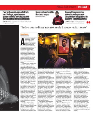 PÚBLICO, SEG 6 JAN 2014 | DESTAQUE | 3
É, de facto, um dia bastante triste
para Portugal, a perda de um
grande símbolo, não só do futebol
português mas do futebol mundial

Sempre eterno Eusébio,
io,
descansa em paz
Cristiano Ronaldo

Pedro Pauleta, ex-futebolista, actual director da Federação
Portuguesa de Futebol

No convívio connosco na
selecção portuguesa ele
tinha sempre uma palavra de
incentivo e de ensinamento
Luiz Felipe Scolari, ex-seleccionador de
Portugal, actual seleccionador do Brasil

AFP

“Tudo o que se disser agora sobre ele é pouco, muito pouco”
NUNO FERREIRA SANTOS

Reportagem
Marisa Soares

A

memória de Armando
Mendinhas, 53 anos,
recua facilmente à
infância. Tinha seis anos
naquele 23 de Julho de
1966 que haveria de
ﬁcar para a história do futebol.
Estava no Clube Recreativo Brites
de Almeida, em Aljubarrota,
agarrado aos matraquilhos,
enquanto os adultos, de olhos
colados ao ecrã da televisão a
preto e branco, vibravam com
o jogo entre Portugal e a Coreia
do Norte. “De repente, ouvi um
tumulto e quando olhei para a
televisão estava o Eusébio na
baliza dos coreanos, a pegar na
bola e correr para o meio do
campo.”
A imagem nunca mais lhe saiu
da cabeça. Nem essa, nem as
outras que foi guardando dos
jogos que viu na televisão, com
Eusébio aos comandos do Benﬁca,
ou das vezes que o cumprimentou
“em momentos simples”. Porque
Eusébio era assim. “Simples,
quase parecia ausente. É difícil de
explicar”, diz Armando, de olhos
lacrimejantes. Recorda “aquela
auréola de génio que ele tinha e
só conseguia mostrar através dos
pés”, mas custa-lhe falar. “Tudo
o que se disser agora sobre ele é
pouco, muito pouco.”
Como Armando, milhares de
pessoas passaram neste domingo
pela estátua de Eusébio junto ao
Estádio da Luz, em Lisboa. Ao
ﬁnal da tarde, o monumento em
bronze que perpetua a pose do
antigo internacional português
a rematar, estava vestida de
várias cores. Homens e mulheres,
crianças e idosos foram deixando
cachecóis do Benﬁca, mas
também cachecóis do Sporting e
do FC Porto e de outros clubes,
arrancando palmas à multidão,
silenciosa.
Aos pés do Pantera Negra,
alguém deixou a bandeira de
Moçambique, país natal do antigo
jogador. E muitas camisolas,
pequenas estátuas da águia
benﬁquista, ramos de ﬂores...
Num deles, uma mensagem salta

Milhares de pessoas passaram no domingo pela estátua de Eusébio junto ao Estádio da Luz
à vista: “O Eusébio é de todos.” E
na cabeça do King, como também
lhe chamavam, os fãs colocaram
uma coroa.
Passava pouco das 17h30
quando a urna com o corpo do exjogador passou pela multidão que
o esperava, apesar do frio, ora a
gritar pelo seu nome, ora a cantar
os hinos nacional e do Benﬁca.
Coberto com a bandeira do clube,
o caixão entrou em braços no átrio
envidraçado da entrada principal
do estádio, para ser velado pela
família e amigos. Entre eles, o
presidente do Benﬁca, Luís Filipe
Vieira, o vice-presidente do clube,
José Eduardo Moniz, o antigo
treinador do Benﬁca e actual
seleccionador de futebol da Grécia,
Fernando Santos, Toni, ex-jogador
e treinador dos “encarnados”, e
outros colegas de relvado como
José Augusto e Veloso.
Não faltaram personalidades
do mundo da música, como
Rui Veloso ou Luís Represas. O
primeiro-ministro, Passos Coelho,
esteve acompanhado do ministro
da Presidência, Luís Marques
Guedes. O líder socialista,
António José Seguro, também

foi apresentar as condolências à
família.
Os anónimos que quiseram vêlo mais de perto esperaram numa
ﬁla dentro do estádio, outros
preferiram ﬁcar cá fora, junto aos
postes com as bandeiras a meia
haste ou encostados às barras de
protecção. Muitos estarão nesta
segunda-feira nas bancadas da Luz
para o último adeus ao King, às
13h30.
Filipe Ribeiro, de 27 anos, foi
um dos que prometeram não
arredar pé. Vestiu-se de preto e
vermelho, cachecol do clube ao
pescoço, mal soube da morte do
ídolo. “É como se ﬁzesse parte da
família.” A notícia inesperada foi
“um choque muito grande”, que
lhe amargou o espírito ainda em
êxtase pela vitória do Benﬁca no
jogo de sábado à noite, frente ao
Gil Vicente. “Espero que ele tenha
visto o jogo.”
Em casa, Filipe tem os jogos
do Pantera Negra gravados em
cassetes de vídeo e DVD, aos
quais vai juntar a Enciclopédia
do Eusébio, acabada de comprar.
Emociona-se quando fala do
dia em que encontrou o antigo

jogador num restaurante em
Benﬁca. “Pedi-lhe um autógrafo,
todo a tremer, e ele convidou-me
para beber um copo.”
Para este sócio do Benﬁca,
“todas as homenagens são
poucas” perante a grandeza do
antigo capitão do Benﬁca. Mas
é unânime a ideia de que o King
foi justamente consagrado em
vida. “É um homem a que todo o
Portugal soube dar valor”, aﬁrma
Isabel Tavares, 54 anos, caboverdiana a residir em Lisboa há
mais de 30 anos.
“O Benﬁca nunca o abandonou,
nunca o deixou sair desta
casa”, diz Jorge Fava, 37 anos,
benﬁquista que um dia teve a
oportunidade de se sentar à
mesa com o King. Também ele
quis despedir-se do homem
“muito bom e humilde” que o
ﬁlho Simão, de oito anos, nunca
há-de conhecer pessoalmente.
Para a geração de Simão, o ídolo
será outro: Cristiano Ronaldo,
que todos os fãs ouvidos pelo
PÚBLICO apontam como o
sucessor de Eusébio na missão de
espalhar o nome de Portugal pelo
mundo.

 