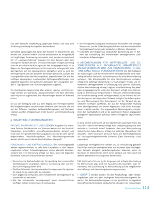 113Konzernabschluss
che oder faktische Verpflichtung gegenüber Dritten und dass eine
Schätzung zuverlässig durchgeführt werden kann.
Gemietete Sachanlagen, bei denen der Konzern im Wesentlichen alle
Risiken und Chancen innehat und die wirtschaftlich als Anlagenkäufe
mit langfristiger Finanzierung anzusehen sind, werden entsprechend
IAS 17 „Leasingverhältnisse“ (Leases) mit dem Zeitwert oder dem
niedrigeren Barwert aktiviert. Die Abschreibungen erfolgen planmäßig
über die wirtschaftliche Nutzungsdauer des Anlagegegenstands. Ist zu
Beginn des Leasingverhältnisses nicht hinreichend sichergestellt, dass
das Eigentum auf den Leasingnehmer übergehen wird, so wird der
Vermögenswert über den kürzeren der beiden Zeiträume, Laufzeit des
Leasingverhältnisses oder Nutzungsdauer, abgeschrieben. Die aus den
künftigen Leasingraten resultierenden Zahlungsverpflichtungen sind
abgezinst passiviert. Die laufenden Zahlungen der Leasingraten wer-
den in Tilgungsanteil und Finanzierungskosten aufgeteilt.
Die überlassenen Gegenstände aller anderen Leasing- und Pachtver-
träge werden als operatives Leasing behandelt und dem Vermieter
oder Verpächter zugerechnet. Die Mietzahlungen werden als Aufwand
erfasst.
Die aus der Stilllegung oder aus dem Abgang von Vermögenswerten
des Anlagevermögens resultierenden Gewinne oder Verluste, die sich
aus der Differenz zwischen Nettoveräußerungswert und Buchwert
ergeben, werden erfolgswirksam in der Gewinn- und Verlustrechnung
erfasst.
g. IMMATERIELLE VERMÖGENSWERTE
PATENTE, MARKENRECHTE UND LIZENZEN Ausgaben für erwor-
bene Patente, Markenrechte und Lizenzen werden mit den Anschaf-
fungskosten einschließlich Anschaffungsnebenkosten aktiviert und
linear über ihre gewöhnliche Nutzungsdauer von zwei bis zehn Jahren
abgeschrieben. Abschreibungsdauer und Abschreibungsmethode
werden jährlich zum Ende des Geschäftsjahres überprüft.
FORSCHUNGS- UND ENTWICKLUNGSKOSTEN Forschungskosten
werden ergebniswirksam im Jahr ihres Entstehens in den Herstel-
lungskosten erfasst. Entwicklungskosten stellen ebenfalls Perioden-
aufwand dar. Eine Aktivierung erfolgt nur dann, wenn die folgenden
Nachweise kumulativ erbracht werden können:
 Die technische Realisierbarkeit der Fertigstellung des immateriellen
Vermögenswerts ist gegeben, damit er zur Nutzung oder zum Ver-
kauf zur Verfügung stehen wird.
 Die Absicht besteht, den immateriellen Vermögenswert fertigzustel-
len sowie ihn zu nutzen oder zu verkaufen.
 Die Fähigkeit ist vorhanden, den immateriellen Vermögenswert zu
nutzen oder zu verkaufen.
 Wie der immaterielle Vermögenswert einen voraussichtlichen
künftigen Nutzen erzielen wird, ist nachweisbar.
 Die Verfügbarkeit adäquater technischer, finanzieller und sonstiger
Ressourcen, um die Entwicklung abschließen und den immateriellen
Vermögenswert nutzen oder verkaufen zu können, ist gegeben.
 Es besteht die Fähigkeit zur verlässlichen Bestimmung der im Rah-
men der Entwicklung des immateriellen Vermögenswerts zure-
chenbaren Aufwendungen.
h. ABSCHREIBUNGEN FÜR WERTVERLUSTE UND ZU-
SCHREIBUNGEN AUF SACHANLAGEN, IMMATERIELLES
ANLAGEVERMÖGEN UND ZUR VERÄUSSERUNG GEHAL-
TENE LANGFRISTIGE VERMÖGENSWERTE Die Werthaltigkeit
der Sachanlagen und der immateriellen Vermögenswerte wird regel-
mäßig daraufhin überprüft, ob Anhaltspunkte für eine Wertminderung
vorliegen. Falls Anhaltspunkte für eine Wertminderung vorliegen,
erfolgt eine sofortige Überprüfung. Für Sachanlagen im Bau und im-
materielle Vermögenswerte in Entwicklung wird jährlich untersucht,
ob eine Wertminderung vorliegt. Liegt der erzielbare Betrag des jewei-
ligen Anlagegegenstands unter dem Buchwert, erfolgt eine Abschrei-
bung für Wertverluste (Impairment) in Höhe des Unterschiedsbetrags.
Der erzielbare Betrag eines Vermögenswerts ist der höhere der bei-
den Beträge aus beizulegendem Zeitwert abzüglich Veräußerungskos-
ten und Nutzungswert. Der Nutzungswert ist der Barwert der ge-
schätzten künftigen Cashflows, die aus der fortgesetzten Nutzung
eines Vermögenswerts und seinem Abgang am Ende seiner Nutzungs-
dauer erwartet werden. Die angewandten Abzinsungssätze entspre-
chen den marktüblichen und an die spezifischen Risiken angepassten
gewogenen Kapitalkosten auf Basis extern verfügbarer Kapitalmarkt-
daten.
Es wird jährlich untersucht, ob eine Wertminderung (Impairment) des
Geschäfts- oder Firmenwerts vorliegt. Falls unterjährig Ereignisse oder
veränderte Umstände darauf hinweisen, dass eine Wertminderung
stattgefunden haben könnte, erfolgt eine sofortige Überprüfung. Der
Geschäfts- oder Firmenwert wird zum Zweck des Werthaltigkeitstests
auf zahlungsmittelgenerierende Einheiten (Cash Generating Units)
zugeordnet.
Langfristige Vermögenswerte werden als zur Veräußerung gehalten
klassifiziert und zum niedrigeren Wert aus Buchwert oder beizulegen-
dem Zeitwert abzüglich Veräußerungskosten bewertet, wenn ihr
Buchwert im Wesentlichen durch einen Verkauf und nicht durch die
weitere betriebliche Nutzung erlöst werden wird.
Fällt die Ursache für eine in der Vergangenheit erfolgte Abschreibung
für Wertverluste weg, wird, mit Ausnahme des Geschäfts- oder Fir-
menwerts, eine Zuschreibung für Wertaufholung auf die fortgeführten
Anschaffungs- und Herstellungskosten vorgenommen.
i. VORRÄTE Vorräte werden mit den Anschaffungs- oder Herstel-
lungskosten oder mit dem niedrigeren Nettoveräußerungswert be-
wertet. Der Nettoveräußerungswert ist der geschätzte, im regulären
Geschäftsverlauf erzielbare Verkaufserlös, abzüglich der notwendigen
Konzernabschluss zum 31. März 2015 11
 