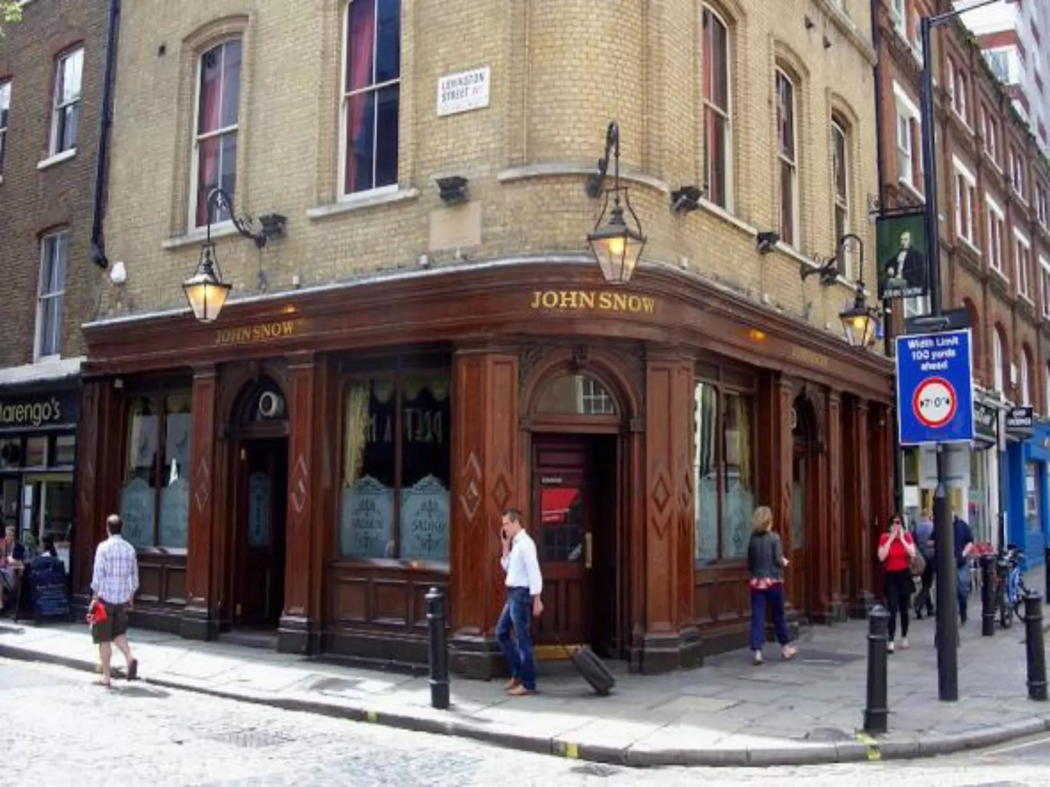 Dopo l’epidemia del 1832, il
colera ricomparve a Londra nel
1848, causando oltre 15.000
decessi.
Nell’estate del 1853 esplose
un’altra epidemia di colera.
Come nella precedente
epidemia, i quartieri più colpiti
furono quelli situati a sud del
Tamigi.
 