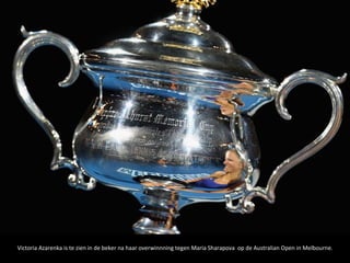 Victoria Azarenka is te zien in de beker na haar overwinnning tegen Maria Sharapova op de Australian Open in Melbourne.
 