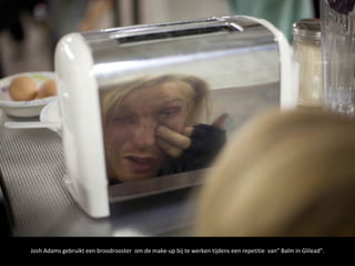 Josh Adams gebruikt een broodrooster om de make-up bij te werken tijdens een repetitie van” Balm in Glilead”.
 