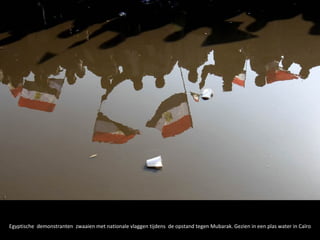 Egyptische demonstranten zwaaien met nationale vlaggen tijdens de opstand tegen Mubarak. Gezien in een plas water in Caïro
 