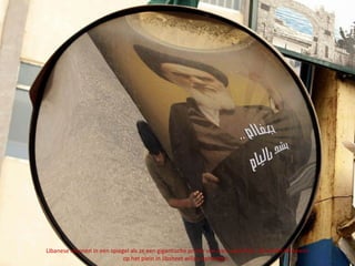 Libanese mannen in een spiegel als ze een gigantische poster van Irans oprichter, Ayatollah Khomeini
                            op het plein in Jibsheet willen ophangen.
 