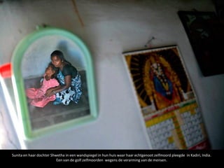 Sunita en haar dochter Shwetha in een wandspiegel in hun huis waar haar echtgenoot zelfmoord pleegde in Kadiri, India.
                          Een van de golf zelfmoorden wegens de verarming van de mensen.
 