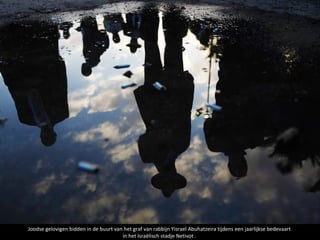 Joodse gelovigen bidden in de buurt van het graf van rabbijn Yisrael Abuhatzeira tijdens een jaarlijkse bedevaart
                                       in het Israëlisch stadje Netivot .
 