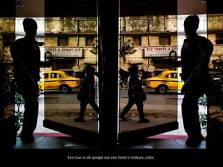 Een man in de spiegel van een hotel in Kolkata ,India.
 