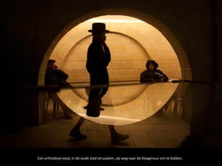 Een orthodoxe jood, in de oude stad Jeruzalem, op weg naar de klaagmuur om te bidden.
 