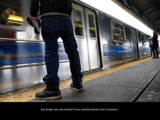 Een jonge man ziet zichzelf in een voorbijrazende trein in Queens.
 