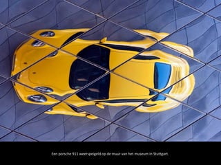 Een porsche 911 weerspeigeld op de muur van het museum in Stuttgart.
 