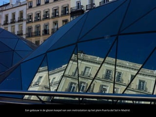Een gebouw in de glazen koepel van een metrostation op het plein Puerta del Sol in Madrid.
 