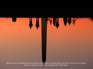 Mensen en het Washington Monument worden weerspiegeld net voordat Obama zijn State of The Union zou houden
                       tijdens een zitting van het Congres op Capitol Hill in Washington.
 