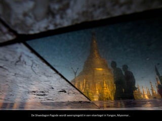 De Shwedagon Pagode wordt weerspiegeld in een vloertegel in Yangon, Myanmar..
 