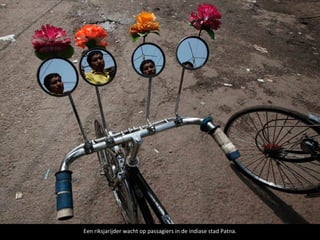 Een riksjarijder wacht op passagiers in de indiase stad Patna.
 