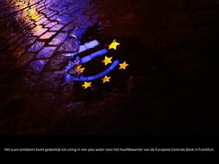 Het euro-embleem komt gedeeltijk tot uiting in een plas water voor het hoofdkwartier van de Europese Centrale Bank in Frankfurt.
 