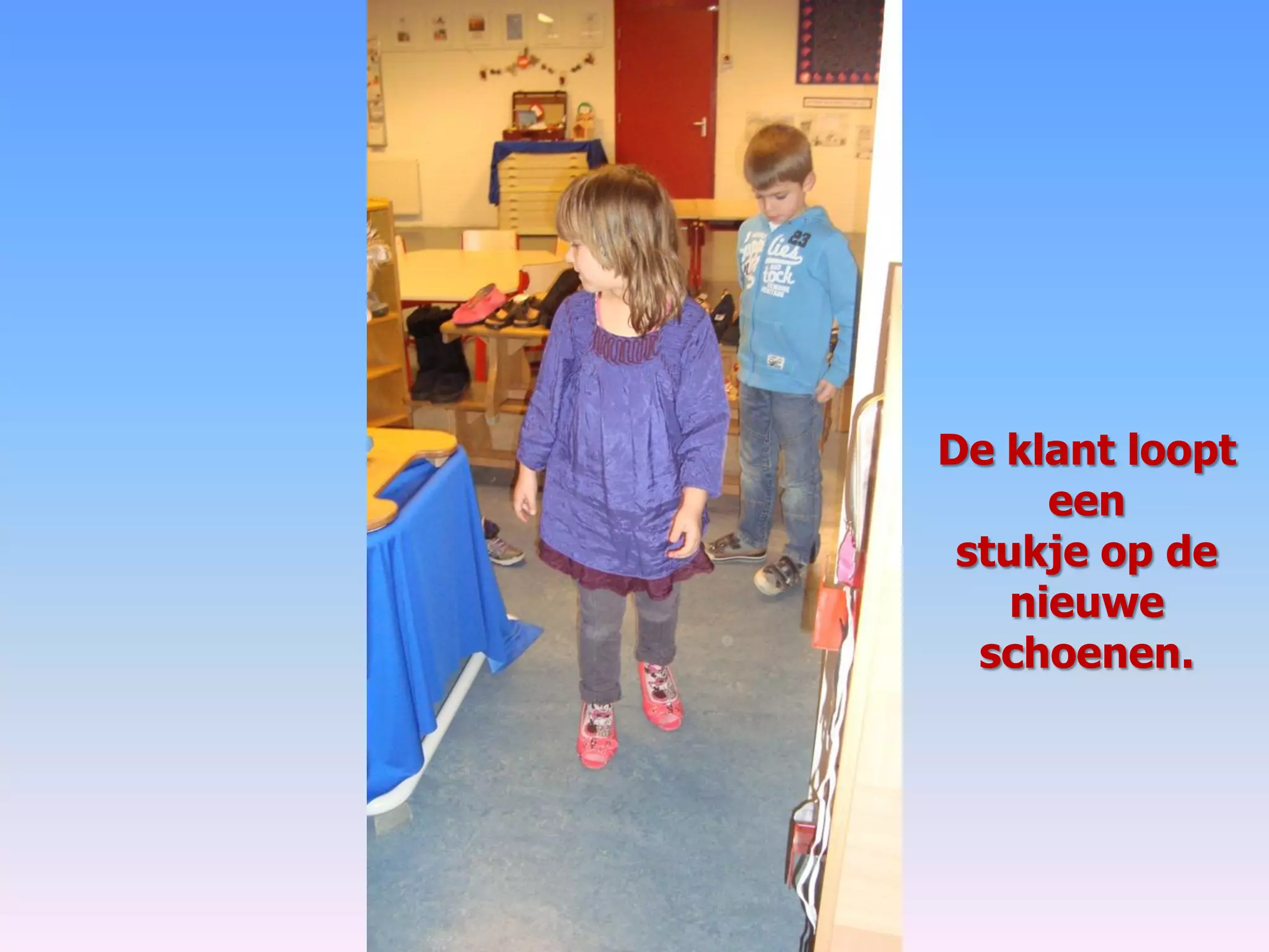 De klant loopt
een
stukje op de
nieuwe
schoenen.
 
