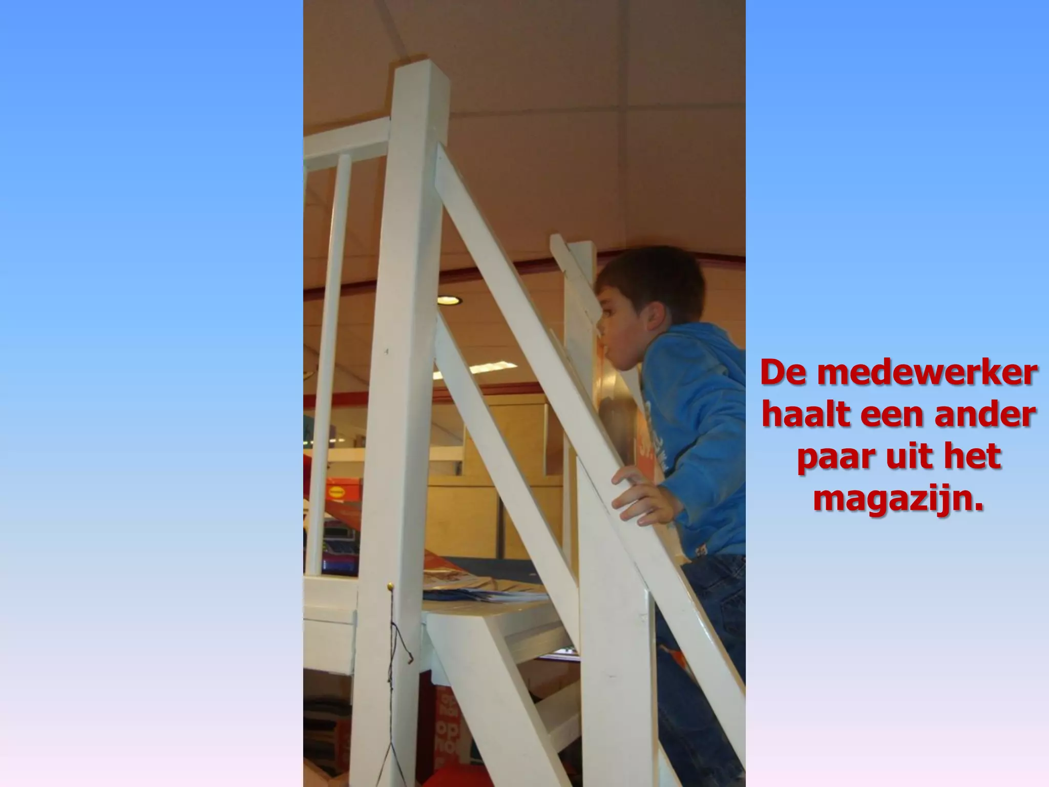 De medewerker
haalt een ander
paar uit het
magazijn.
 