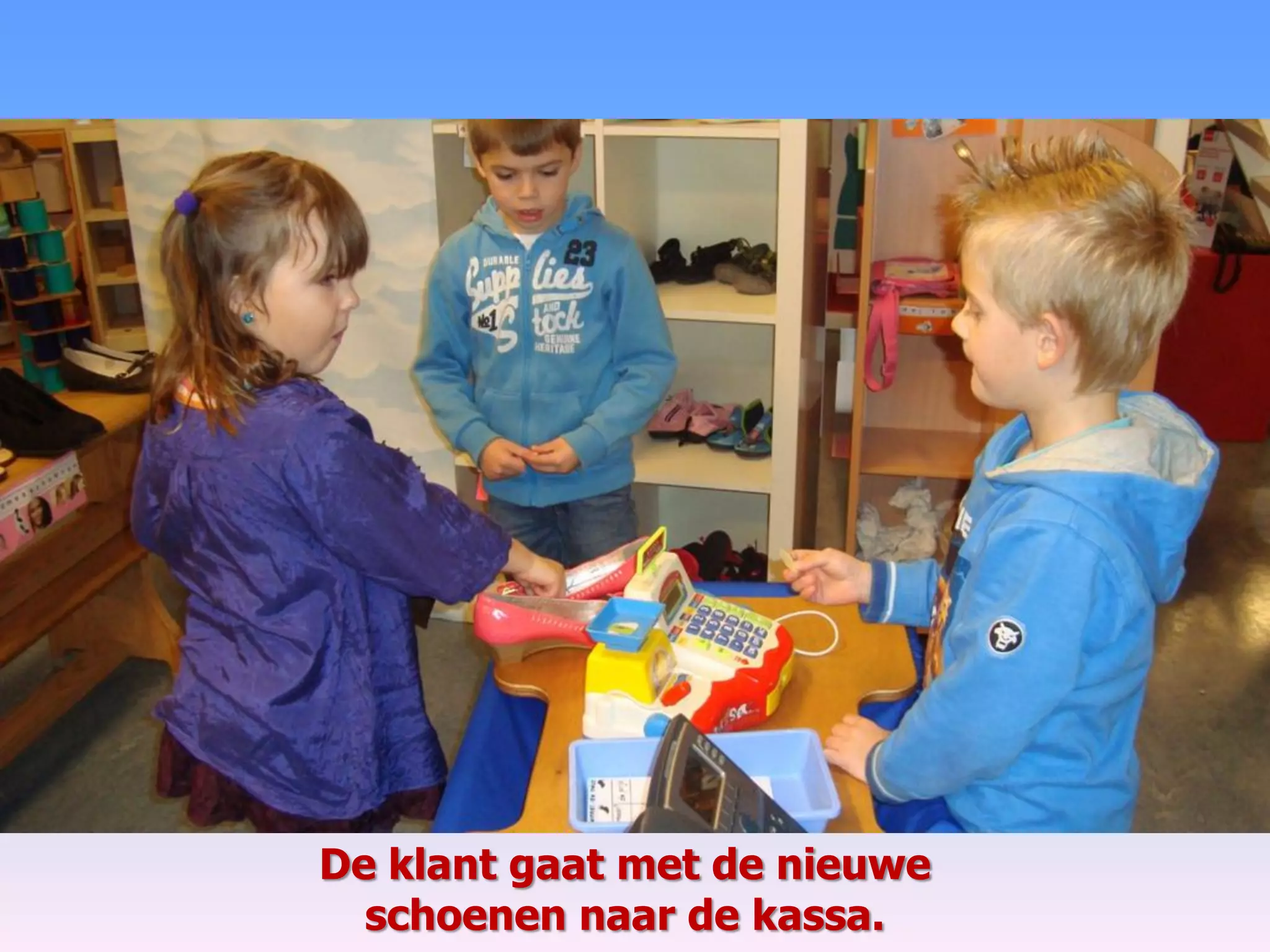 De klant gaat met de nieuwe
schoenen naar de kassa.
 