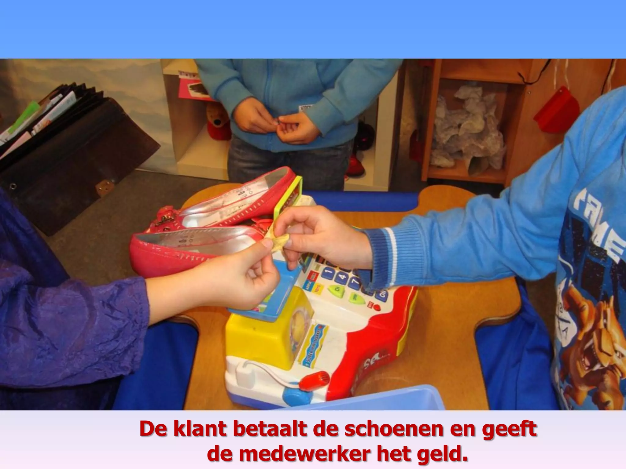 De klant betaalt de schoenen en geeft
de medewerker het geld.
 