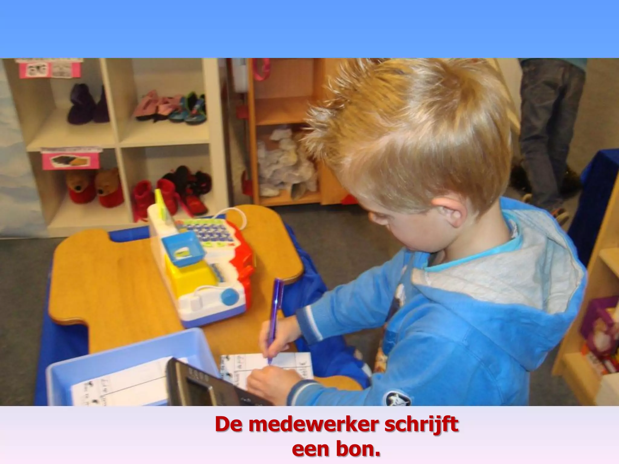 De medewerker schrijft
een bon.
 