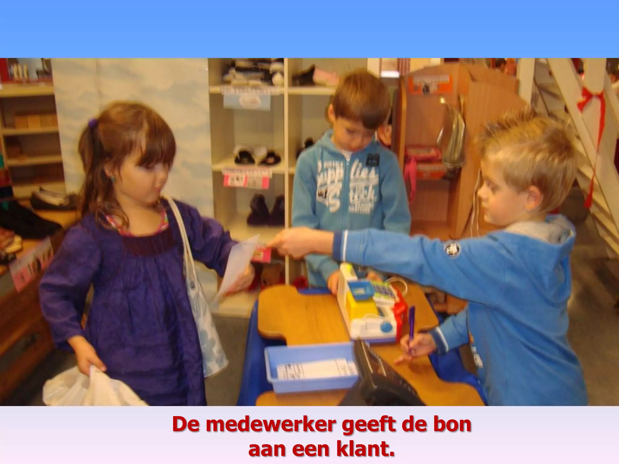 De medewerker geeft de bon
aan een klant.
 