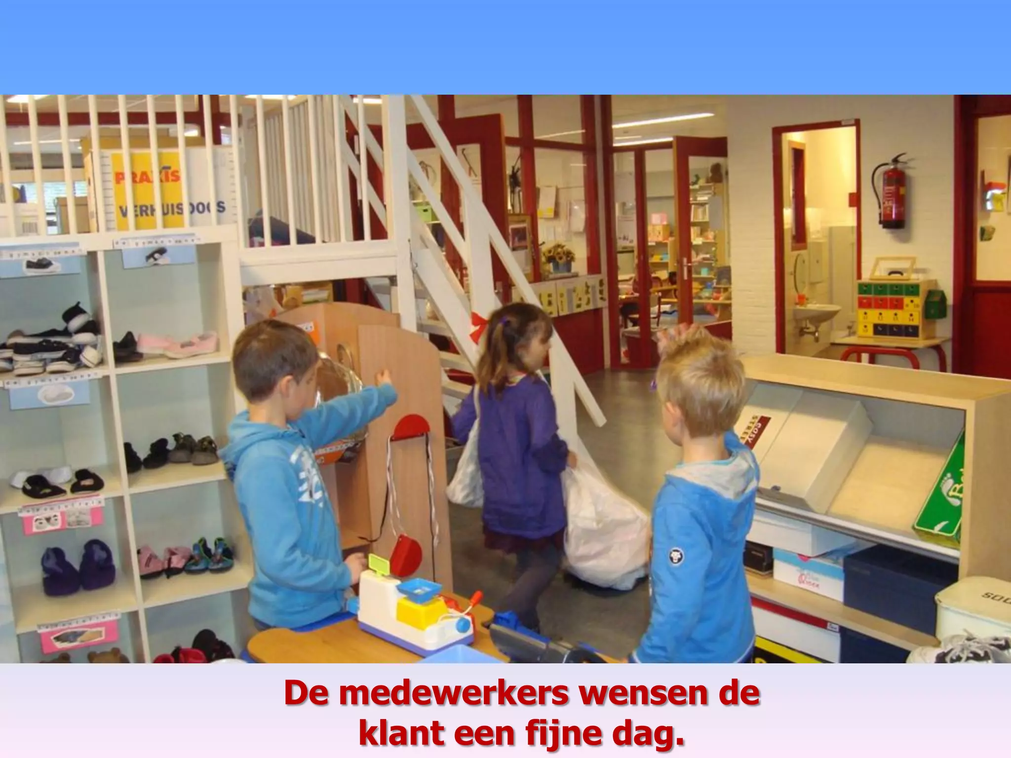 De medewerkers wensen de
klant een fijne dag.
 