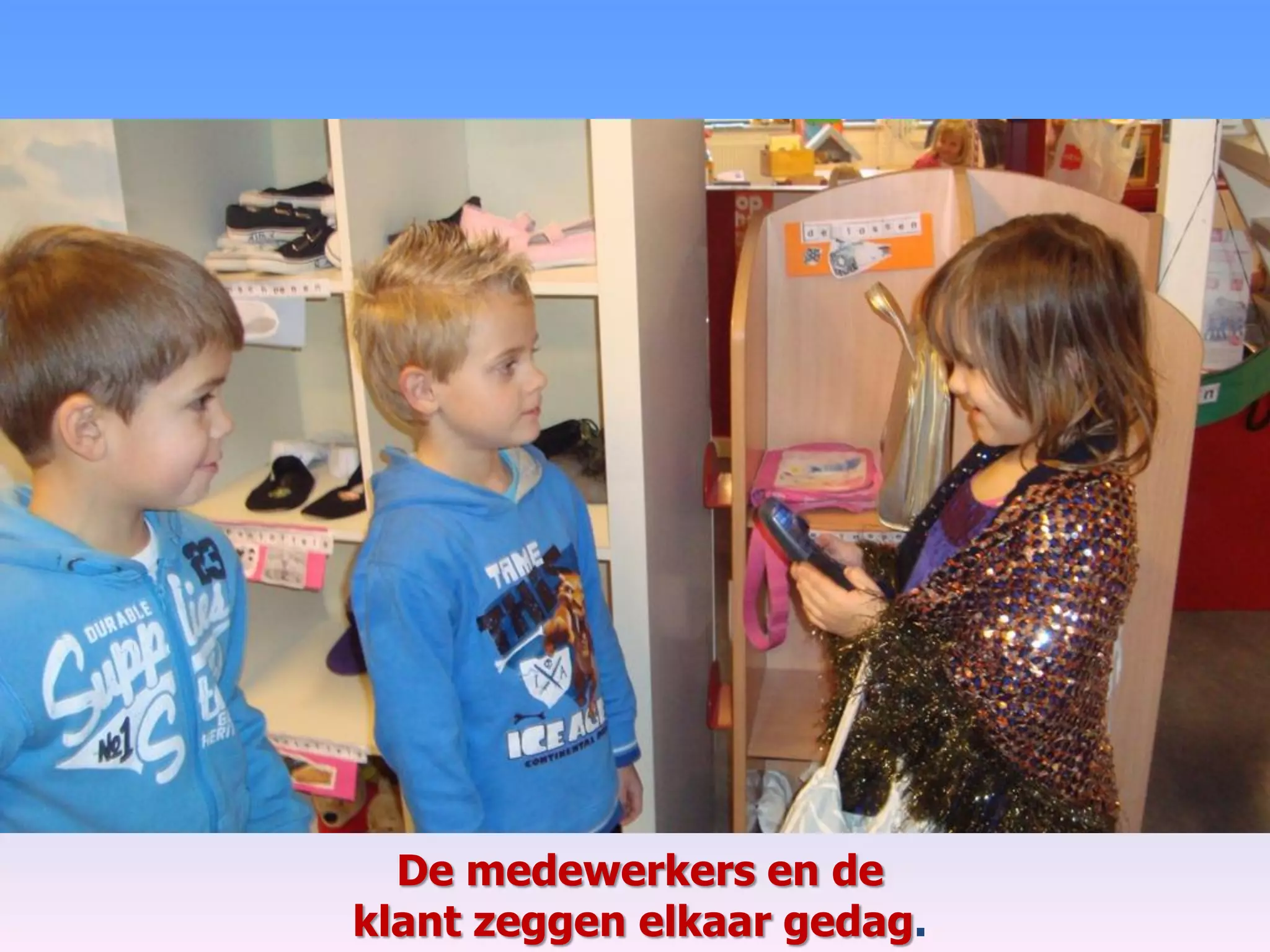 De medewerkers en de
klant zeggen elkaar gedag.
 