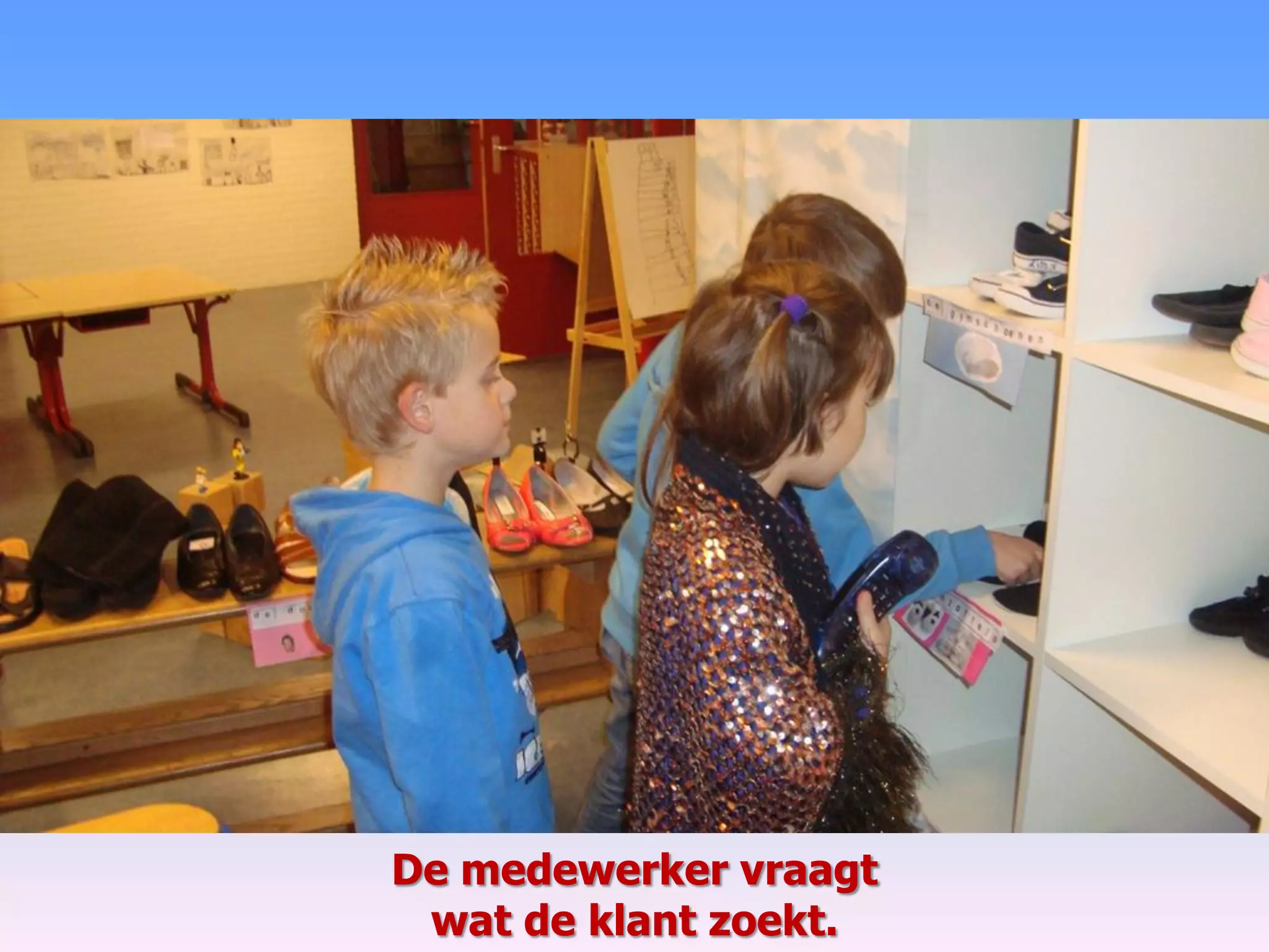 De medewerker vraagt
wat de klant zoekt.
 