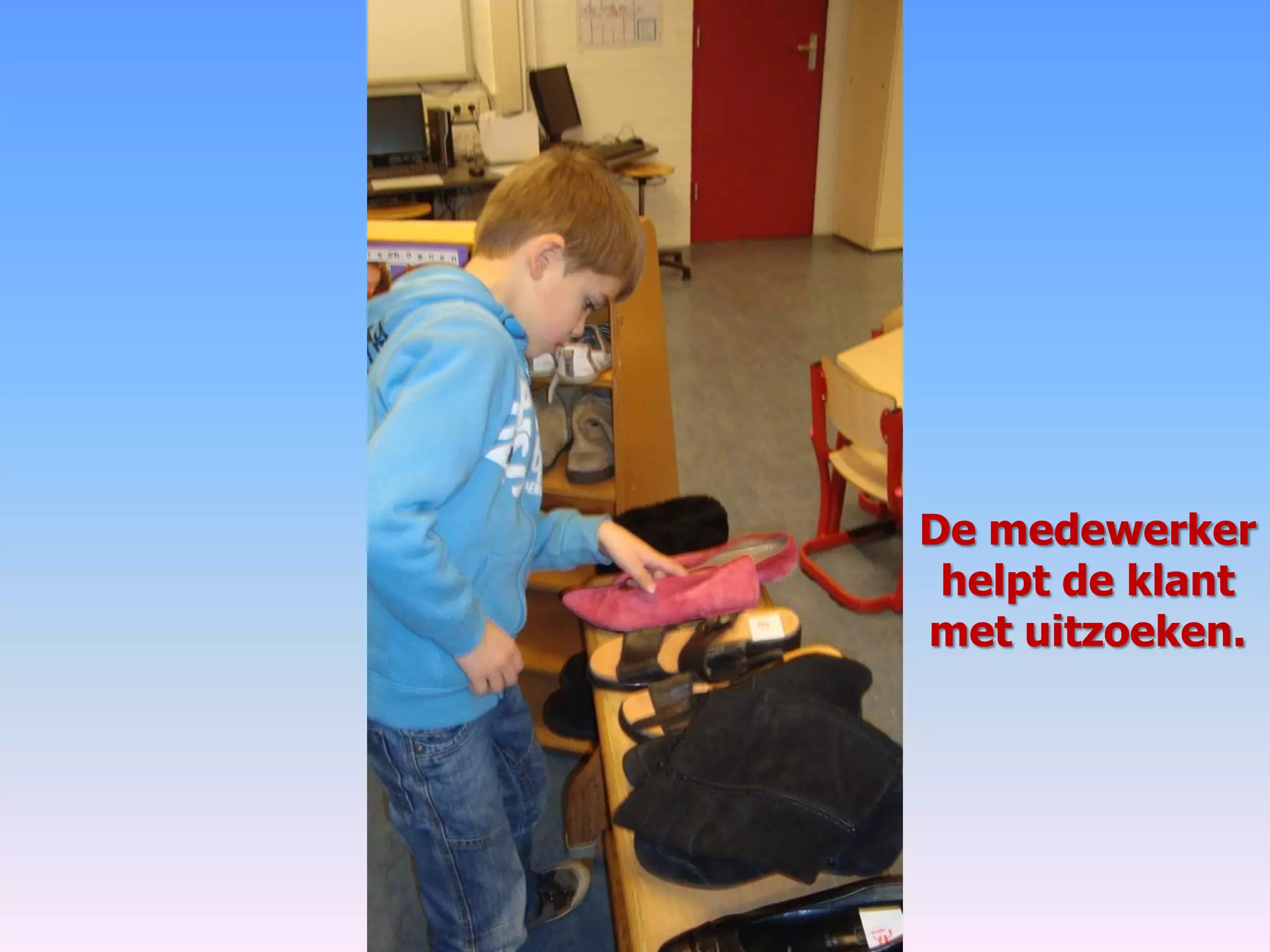 De medewerker
helpt de klant
met uitzoeken.
 