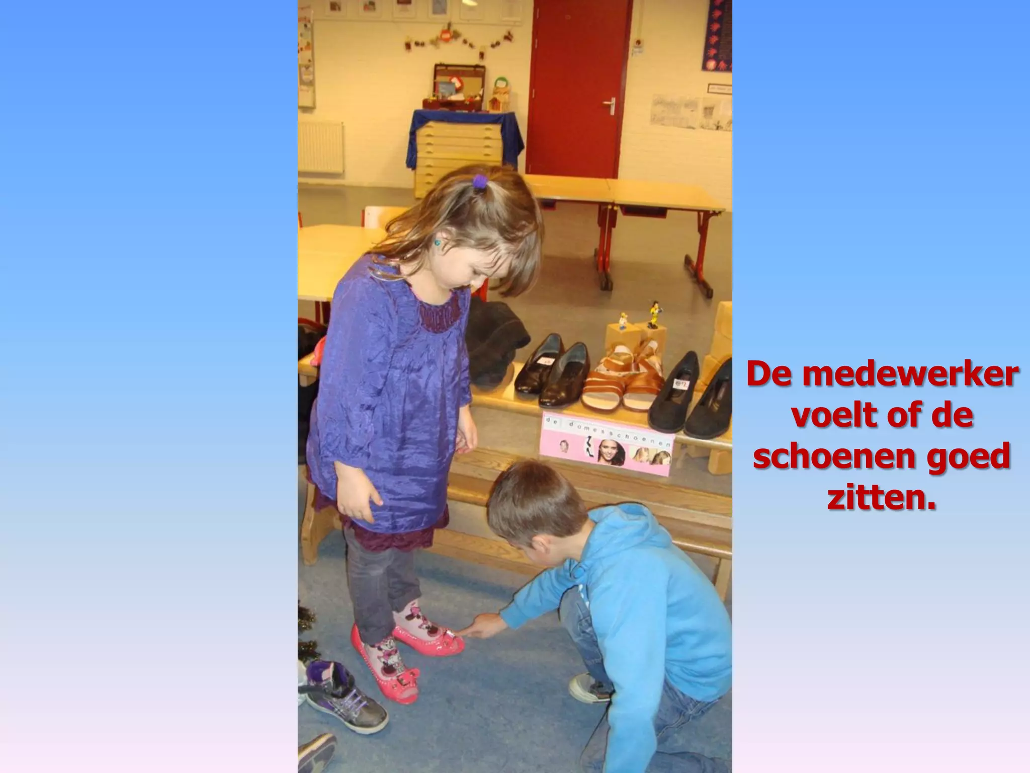 De medewerker
voelt of de
schoenen goed
zitten.
 