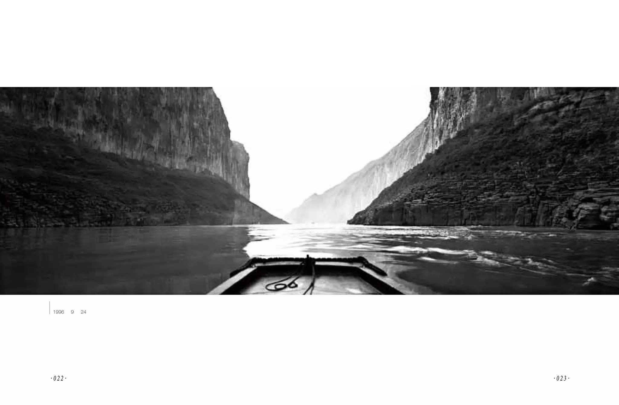 瞿塘峽入口。
 1996 年 9 月 24 日




· 022·             · 023·
 