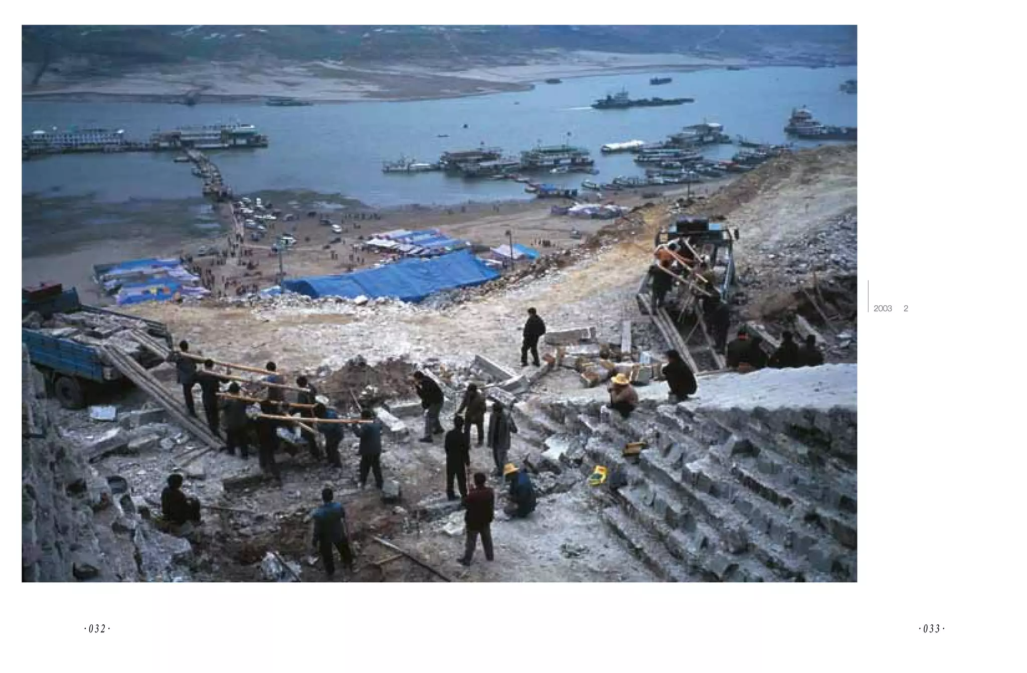 正在拆遷準備在新奉節寶塔坪重建的
         依斗門。
         2003 年 2 月




· 032·            · 033·
 