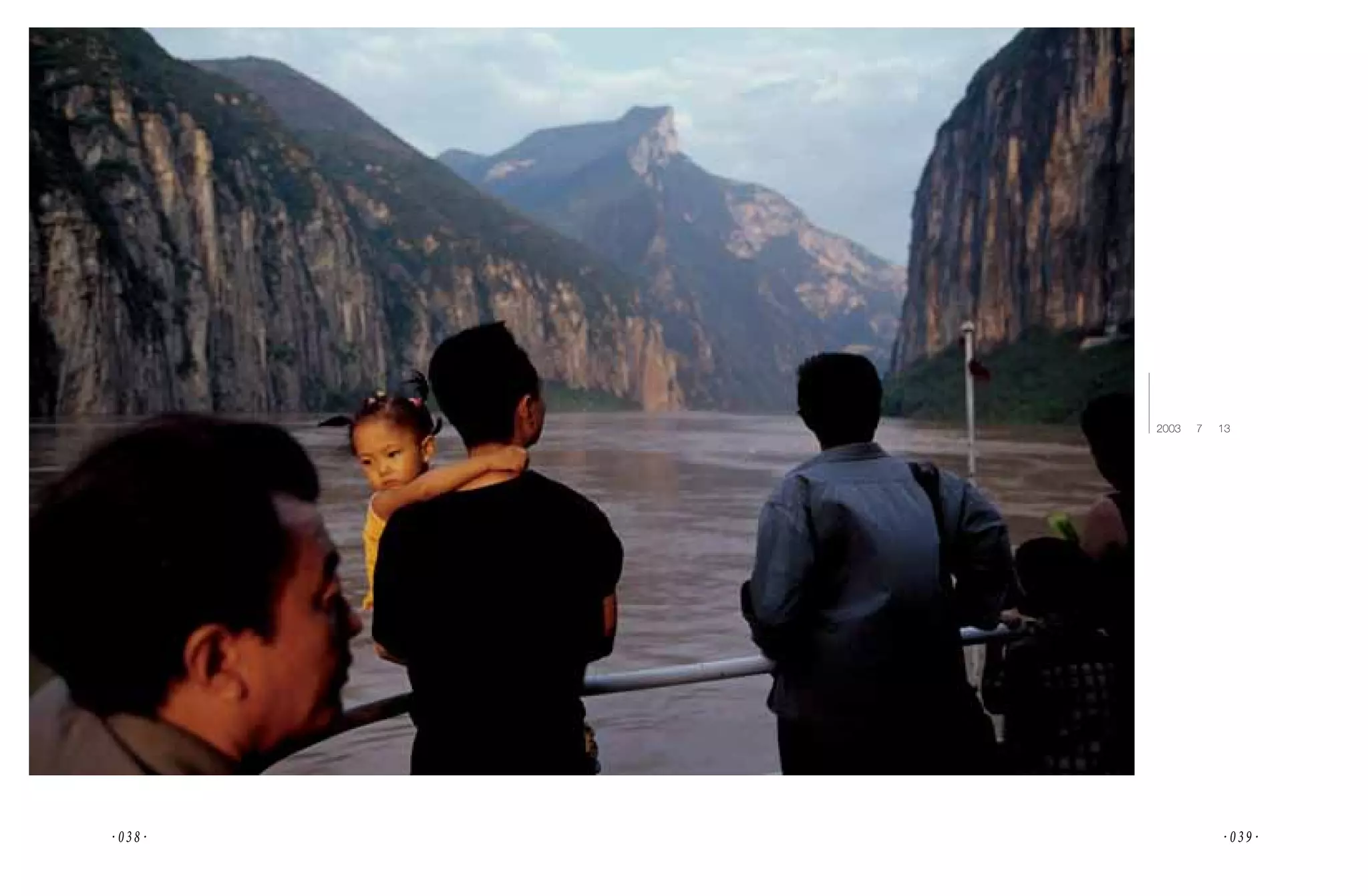 夔門。
         這一時刻的光線成暖色，江風將小女孩的
         頭髮吹了起來。
         2003 年 7 月 13 日




· 038·              · 039·
 