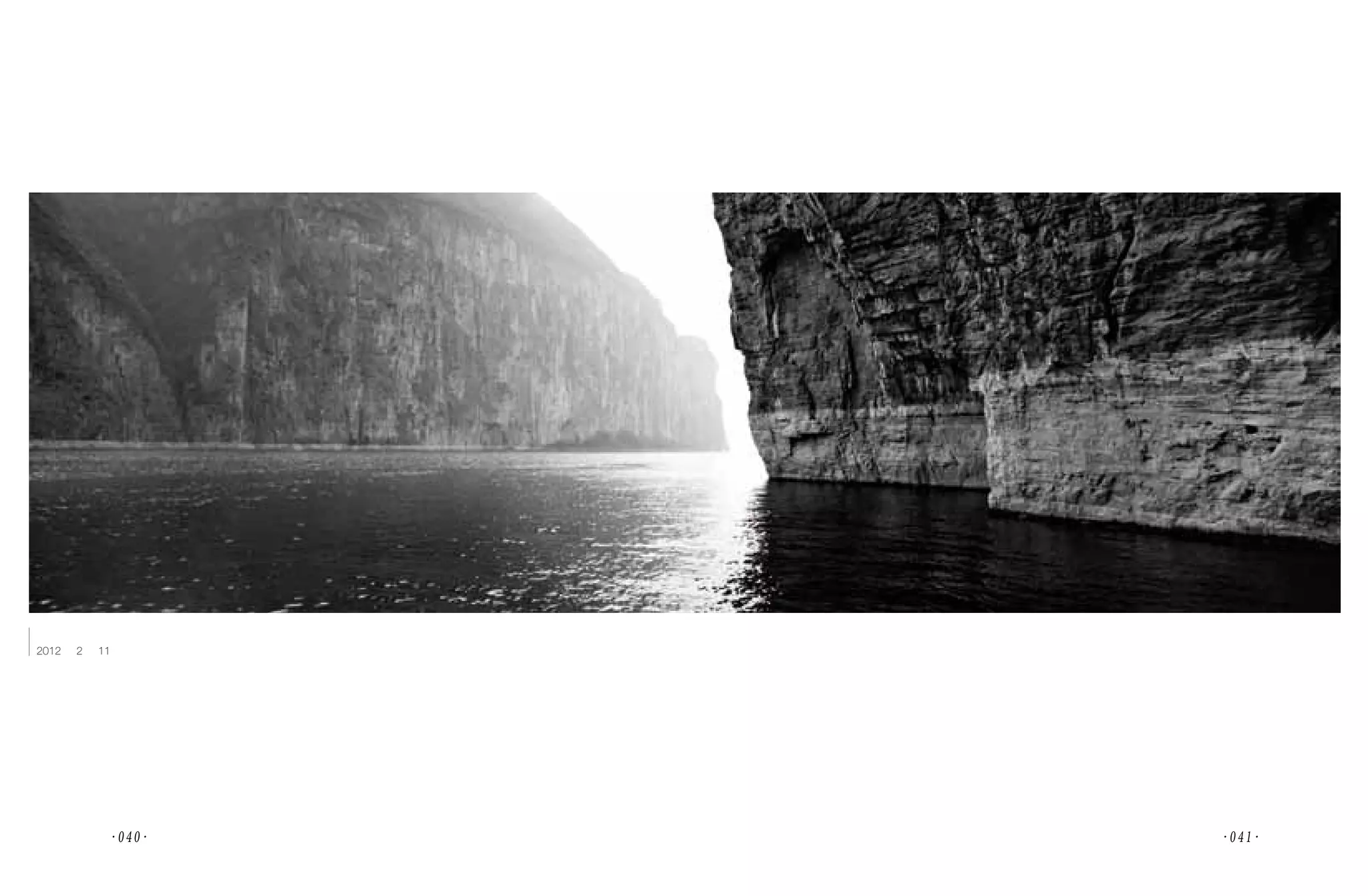 瞿塘峽已是一池清水了，安安靜靜。
2012 年 2 月 11 日




            · 040·   · 041·
 