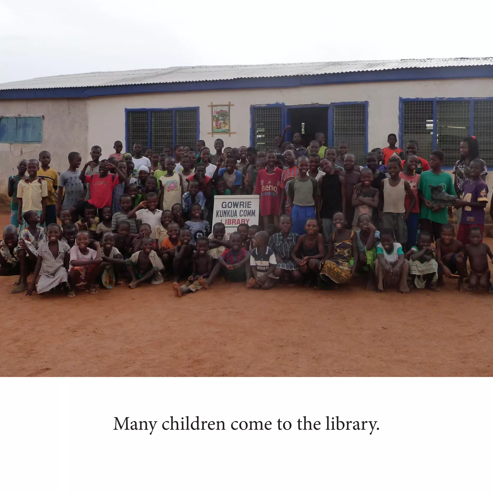 Many children come to the library.