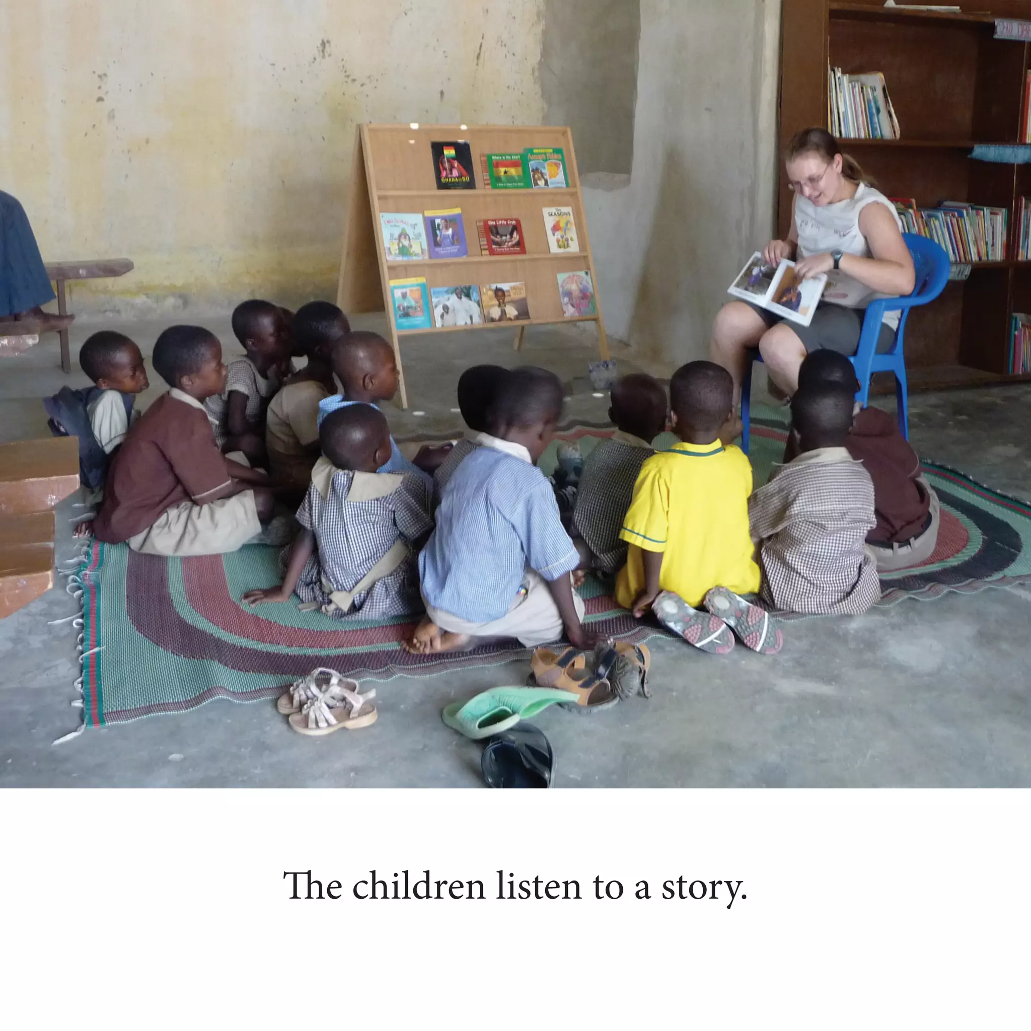 The children listen to a story.