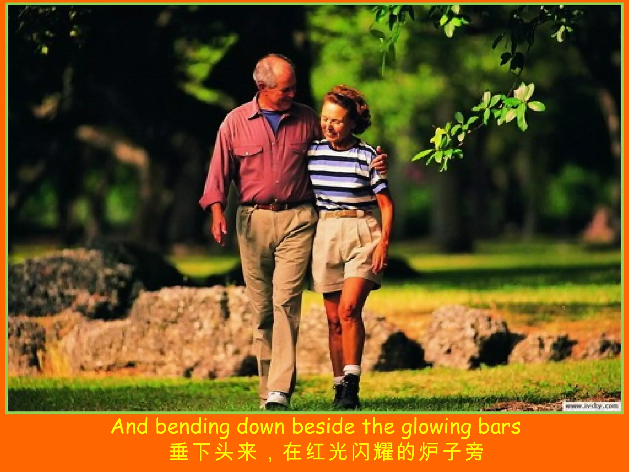 And bending down beside the glowing bars 垂下头来,在红光闪耀的炉子旁