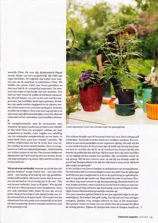 woordde Chris, die loor zijn thuislwekerjj illegaal 
s'oob, anapre r her entrsiebedrijf. ltij wilde zijn 
oogst afuachten. De volgdde dag beld€n twe€ ma-nen 
aan om de meterkast te controlerer Chris: 'We 
hadden een nieuwe kabel naar boven getrokken d 
daaraor had ik de verzegeling lossemaalt. De mon-ieur 
trok eraan en het loodje viel nar beneden.' Een 
hafuur later kwam de politi€ de hNekerij ontmante 
len: de acht lmpen €n 4oo en 600 watt werden me€- 
goomen, hei luchtfilter wdd kapoi gestoken, de bak 
kfl met aarde weden omgag@id en de planten wer 
den uit het Eam in een contajner geslinserd. De buren 
"ronden loerekiikpn.ChrilwiLrofl nog niel dal er in 
zijn sbaat nos vijfhuislTekeri.itjes waren die allenaal 
onbelaald srrooln onnrokken vd hpr?lfde lrafohuis 
j". 
De en€ryi€leveraftis Irm de shoommeter mee, 
mardoor het gezin zonder sas en elektra zat. Diezlf-de 
dag heeft Chris en acc€plgiro voldaan om wer 
amgeslotu te worden. l,ater volgden en nahefrng 
vm het onbetaalde energieverbruik en en boete. In 
totaal heeft Chris 3.sooeuro betaald. Laconiek 'We 
hebben volgehouden dat het de eeste keer was, an-ders 
hadden we meer moeten bet.l€n. ceert is vooree, 
komen en heeft eerl iaalstrsf gek.e8en. AchtenErtig 
uu iakkeD ruimen in het bos. Van tevo.d haddeh wr 
afsEsproken dai hij de siraf op zich rcu nen6, ik ku 
van mijn werk 8cen qij npmen. Hijond her wcrlFn in 
'Als je stroom verbruikt, v/€arcm au je dat dan niet 
seoon betalen?'raast Dennis (3?) niet zijn echte 
naam zich hardop af t€miil hij over zijn smilline-terde 
hoofd krabbelt. Hij w@nt in een stad in het oos-ten 
an h€i land en 'zit al twintiAju in de wiet'. 'Wie 
1€€l stroorn verbruikt,l@pt in de gafen.'Wie dat niet 
wil, km en elektromonteur laien lansskonen. Als je 
en oude melerlasr hebr. drun hij roor 25o puro je 
meter terug en bevesiist er een erkod l@dje ltr, zo-dat 
niernand ieis in de saien heeft. ofje maakt met €en 
rniradume b@r en saatje in de dmaischijfen zet bem 
stil met een pim€tje. Komt e. iemand @ntrol€ren, trek 
'a1( w.eLoldnter va el.rip rerSedooSbeeid 
E€n stiek€m draadje nad de burrl:fu komi ook vool Het is Dennis zelf 
o!€rkomo. 'Ik h@rde's nachts steeds e€n ventilator adslad- Ed ven-tilator 
in trn koud jusrtijde op een ongewoon tijdstip, dat zest rnij dat 
er en wietlTekerij in de buun m@t zijn. Ik belde ad bij nijn buurmafl 
om hen te vertelen dat als ik toi de coftlusie k& kornen dat hij wiet 
kw€ekl de politie dat dan ook km. Hij kon rbaar beter ziiD tintr insielen 
op een tijdstip dat hei minder zou opvallen. Ziin verschrikte reartie zei 
mij geoes. Hij biechtte neteen rnaa. op dat hij een dmadj€ onder de 
ercnd had doorset okken in de tijd dat rniin huis te koop stond. Hij heeft 
ales n4jes terusbetaeld.' 
In het vdled€n ws Dennis kweker eD stek&enbtrr vd henrepplanten. 
De stekkenbandel is evene€ns illesaal en zeer lucraiief. Van de opbrenssi 
heeft hij tweejau rondsereisd in AziE en de psychol@g-in-opleidins be-taalt 
er nos steeds zijn studie van. Mad sinds hij vader is, adviseert Den-nis 
allft! nos nar nensen in zi.in kennis*nkrins. Kweklechnisch ad-vies, 
hokjes inrichien, waar in je huis kunje het best kw€ken en oor wel 
ke plaat kies je? Zijn adviezen zijn hrd nodi& wM1 veel ilegale kweke 
rijtje. hveren bloed<(oUend sevuLijkp sirudes op. 
'Een paar maanden seleden bekek ik een pas ingericht hokj€ in e€n jr' 
€ndertighuis. De kweker had s€ld nodig, dus hii had snel mt sch.asan 
neergezet, planten erop, lamr'en erboven fl hup, in het stopcortact. 
Niks e€add. Onder en lamp an 4oo of 600 watt zet j€ hrssen de vijfen 
de twintis plmten. Tijdens de bloeiperiode staan de lamp€l twaalfuu > 
volkskEnt matazine 2c052010 t23 
 