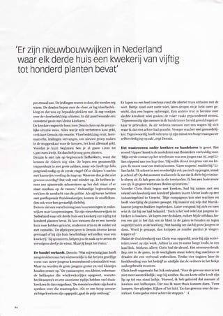 'Er ztjn nieuwbouwwijken in Nederland 
waar elk derde huis een kwekerijvan vijftig 
tot honderd planten bevat' 
pe. etrnaal ad. De leidingen waren rc dun, die werden ere 
warm. De ckaden liepen over de vloea er las vlerb€dek 
king en dat ws op bepaalde plekken nat. Ik zas vonkjes 
over de vloerbedekking schieien. In d:t pand woonde en 
onwetend Srzin met kleine kinderen.' 
De lNeker reageerde boos to€n Dennis hem op de sevad' 
lijke situaiie wes. Altes wei je wilt vdb€teren kost 8e1d, 
verklaart D(fliszijn.eactie.vl@rbedekkingeruit,lani-naai 
erin, leidingen vemngen, een nieuwe groep maken 
in de stoppenkast voor de lampen, het kost allenaal geld- 
Voordai je kmt besimd ben je al sauw Looo tot 
Lsoo euro kwijt. En dm heh je nos seen phnten. 
Demis is niet tuk op besinnende liefhebbers, wmt die 
kennen de risico's nog niet. 'ze lopen een gezanenlijk 
tnppenluis in met groie zakken, mad wie heeft 25o kilo 
potSrond nodig op de ee6te etage? Ofze sluipen's nachts 
met kannetjes voedins de trap op. wadom doe je dat niet 
Aewoon overdas? Dat valt vel niDder op. Ze hebbd in_ 
eens een spannende schooistee! op het daL stam of er 
staat condens op de .amen.' Ornddige beginnelingen 
tEkken de aandacht van de politie. Als zii buren hebbe. 
mei soedlopende thuislTekerijen, komen de snutrelhon-den 
ook voor hen gevaarlijk dichtbij. 
Dennis ziet en ver$huiving van huurwoningen in volk 
wijken nad koopwoninsd. 'Er zin nieuwhouwijken in 
Nederland waar elk derd€ huis een LTekerij van vijfti8 tot 
hondtrd planten bevat. Ik ken mensen die er een tlve.de 
huis v@r hebben gekocht, studenten din en de zolder vol 
mei c:mabis.' De afgelopen jaren is Demis diverse keren 
sewaasd of hij zijn huis beschikbaar wjl stellfl voor een 
kweksij.'Zij sponsorn, helpen jou de zaak op te zettd en 
venolgensdeel je dewinst. Maarjij loopthefisico.' 
Ire ftm.tel lqhardt. Dfltris: 'wat mij twiniis jm heeft 
amgetrokken aan hei wietlvereldje is dat het een gezelig€ 
vor,i vM ouwe-jongfls-krentflbrood'crimin liteitwas. 
Maar nu worden de slote jonsens groter en veel kleintjes 
houden ermee op.' De cemopter, eetr kleine, onbemm-de 
helikopter die wietkwekdijtjes opspoort, warmte-beeldcdeE 
s en een anoniene tiplijn hebben veel thuis-kwekes 
de das omsedaan. 'De meeste kwektrs zijn best te 
spreketr over die ruairegelen. Als er een hoop onvoor 
zichtise kwekeG ziin opsepatt, spat de prijs omhoos.' 
Er lopen nu een boel cowboys rond die allerlei fucs uithalen met de 
viet. Beije zud over natte wiet, laten drogen e. je hebi mer ge 
wicht, dus een hogere opb.engsi. Een a.dere truc is herolne over 
slechie kwaliieit wiet gooien; de toker raati gegarandee.d stoned. 
'Tegenw@rdis zijn mensen in de handel meer bereid geweld tesen el' 
kaar te gebruiken. Ik zie weleens mensen net en mPen bij zich 
war ik dat niet achier had gezocht. Vroeger was het veel Semoedelij _ 
kea Tegenwoordis heefi iedereen op zijn minst een busje traangas ter 
zelfrerdediging op zak', zesi Dennis. 
Het mntrowen onder kwekers er handelacn is 8!oot Het 
s'oord'.ippen komt in de anekdoten van thuisielers veehuldig vooi 
'Mi.jn eerste contact op het wietforum was een jongen van 19 , zegt Li_ 
lian ppend aan een kop thee. 'Hij wilde dircci roo sram ve me ko' 
pd. Ik mcst naar een station komen. Gen wapens', nailde hi.j.'Li 
lian lachi. 'Ik schoot in een moederlijke ro1: pas ioch op jonse, maal< 
j€ school afl op dat monenftealiseerde it me dat ;k di.ht bij dimine-le 
sfden zit. Ik heb seen zin in die toestdden. Ik ben een huisvrouw 
van 43; ik ga geen wiet staan dealen op stations.' 
Voordrt chris thuis begon met kweken, had hij suen met een 
riend een kwekerij n€i honddd pluten in een kleine loods op ee. 
industriegebied in Utrecht. 'Mijn compaeron kon niet wachten en 
h€eft voortiidis de planten geoosst. Hij naakte mij wiis det Mrok-kaanse 
jonsens hadden ins€b'oken. l,ater verspnk hij zich en toen 
wisi ik dat hij ne had belazrd.' Toch is het wel reEel dat jongens in-breken 
in loodsen. 'ze lopen over de daken, ruiken bij de uitblaas, bo-ren 
een gat in het dak om de bloei in de gaten te houden en i%en 
oossttijd halen ze de boel leeg. Niet handis on dai bii grctejonsens te 
doen. word je gesnapt, dan knippen ze zonde. pardon je vinser- 
Nadat de thuiskwekerij van chris was opserold, zette hij ziin ac.ivi-ieiten 
voort op ziin werk. Achter in en 70 meter lanS€ loods, in efl 
kaal hok. Stiekem; aleen Chris had de sleutel. Het stroomverbruik 
liep niet in de gaten, in de werkplaats staan iedere dag machines te 
draaien die @n veelvoud verbruiken. Totdai vier oogsten later de 
boekhoudins van het bealriifzo uitdiide dat de ordners in het hokje 
ondergebracht moesten. 
chris heeft ongenerki het hok ontruimd. 'Voor de gewone man is het 
niei mer amtrekkelijk', zegt hij somber Na en korte stilte knlt zijn 
lip op tot een siout lachje. Hoewel, ik heb gehoord d:t mensen al 
kweken met ledlampen. Dat rcu ik weer thuis kumen doen. Twee 
lampen, iien plantes. Kijken of het lukt. En dan $woon over de me 
terkast. Geen gedoe m&r achter de stoppfl.' < 
 