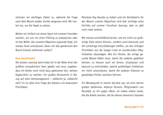 Worum geht’s? | 27
stimmen wir wichtigen Zielen zu, während die Frage
nach dem Warum wieder einmal vergessen wird. Wir has-
ten los, um die Segel zu setzen.
Wollen wir einfach nur etwas Sport mit unseren Freunden
machen, um uns vor einer Prüfung zu entspannen oder
ist das Wofür, das unserem Objective zugrunde liegt, ein
starkes Team aufzubauen, bevor wir alle gemeinsam den
Mount Everest erklimmen wollen?
Kurs bestimmen!
Die letzten zwanzig Jahre habe ich in der Nähe einer der
größten europäischen Seen gelebt und muss zugeben,
dass ich bisher noch nicht dazu gekommen bin, meinen
Segelschein zu machen. Ein großes Versäumnis in Be-
zug auf mein Zeitmanagement – vielleicht ja, vielleicht
nein? Es ist alles eine Frage des Setzens von bewussten
Prioritäten.
Messbare Key Results zu haben und ein Verständnis für
das Warum unseres Objectives sind drei wichtige erste
Schritte auf unserer Transition Journey, aber es gibt
noch viele weitere.
Wir müssen anschließend lernen, wie wir nicht nur groß-
artige Ziele setzen können, sondern auch bewusste und
oft schwierige Entscheidungen treffen, um die richtigen
Prioritäten aus der langen Liste an wundervollen Mög-
lichkeiten abzuwägen. Wie ein Förster, der einige ge-
sunde Bäume fällen muss, damit die anderen gedeihen
können, so müssen auch wir lernen, loszulassen und
bewusst zu entscheiden, welche großartigen Initiativen
wir nicht unterstützen, damit die anderen Chancen zu
gewaltigen Eichen wachsen können.
Ein Wendepunkt in meiner Karriere war, als eine meiner
großen Heldinnen, Kathryn Parsons, Mitgründerin von
Decoded, zu mir sagte: »Nick, wir haben sieben Leute,
die die Arbeit machen, die du alleine stemmst!« Glauben
 