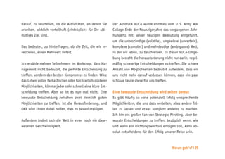 Worum geht’s? | 29
darauf, zu beurteilen, ob die Aktivitäten, an denen Sie
arbeiten, wirklich vorteilhaft (einträglich) für Ihr ulti-
matives Ziel sind.
Das bedeutet, zu hinterfragen, ob die Zeit, die wir in-
vestieren, einen Mehrwert liefert.
Ich erzähle meinen Teilnehmern im Workshop, dass Ma-
nagement nicht bedeutet, die perfekte Entscheidung zu
treffen, sondern den besten Kompromiss zu finden. Wäre
das Leben voller fantastischer oder fürchterlich düsterer
Möglichkeiten, könnte jeder sehr schnell eine klare Ent-
scheidung treffen. Aber so ist es nun mal nicht. Eine
bewusste Entscheidung zwischen zwei ziemlich guten
Möglichkeiten zu treffen, ist die Herausforderung, und
OKR wird Ihnen dabei helfen, dies zu bewerkstelligen.
Außerdem ändert sich die Welt in einer noch nie dage-
wesenen Geschwindigkeit.
Der Ausdruck VUCA wurde erstmals vom U. S. Army War
College Ende der Neunzigerjahre des vergangenen Jahr-
hunderts mit seiner heutigen Bedeutung eingeführt,
um die unbeständige (volatile), ungewisse (uncertain),
komplexe (complex) und mehrdeutige (ambiguous) Welt,
in der wir leben, zu beschreiben. In dieser VUCA-Umge-
bung besteht die Herausforderung nicht nur darin, regel-
mäßig schwierige Entscheidungen zu treffen. Die schiere
Anzahl von Möglichkeiten bedeutet außerdem, dass wir
uns nicht mehr darauf verlassen können, dass ein paar
schlaue Leute diese für uns treffen.
Eine bewusste Entscheidung wird selten bereut
Es gibt häufig so viele potenziell Erfolg versprechende
Möglichkeiten, die uns dazu verleiten, alles andere fal-
len zu lassen und etwas komplett anderes zu machen.
Ich bin ein großer Fan von Strategic Pivoting. Aber be-
wusste Entscheidungen zu treffen, bezüglich wenn, wie
und wann ein Richtungswechsel erfolgen soll, kann ab-
solut entscheidend für den Erfolg unserer Reise sein.
 