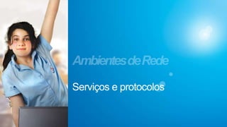 O que é uma rede de computadores? A necessidade de compartilhar recursos (impressoras, discos rígidos,etc) Existem várias formas de acontecer à comunicação entre computadores. De modo semelhante aos modos como nós (humanos) nos comunicamos (pensando somente na fala e na audição como meios – transporte – da informação), podemos estar em uma conversa entre duas ou mais pessoas onde, enquanto uma delas fala, as outras permanecem quietas, é o caso de uma palestra. Outra forma seria alternar entre as pessoas um tempo que permite que elas falem, enquanto as outras se calam. Podemos ainda ter o pequeno “caos” de várias pessoas falando e ouvindo ao mesmo tempo. Nesta última forma, o nosso cérebro trabalha recebendo uma montanha de informação e “selecionando” o que é de seu interesse. Imagine agora que nosso cérebro esteja fazendo este filtro, mas com uma diferença.... ele vai identificar a origem e destino de cada mensagem e decidir se a mensagem é dele ou não. É EXATAMENTE assim que trabalha a comunicação entre SOs. Eles estão conectados fisicamente,e existe um programa de computador que envia e recebe. Este programa estabelece a forma como os computadores trocam os dados entre si. Este programa é o protocolo de comunicação.Os SOs usam estes programas para enviar e receber dados entre os computadores que estão interconectados. O SO acessa este programa quando é solicitado por um outro programa,chamado aplicativo, para enviar uma mensagem ou receber uma mensagem. Este conjunto de programas aplicativos serão chamados de Serviços.