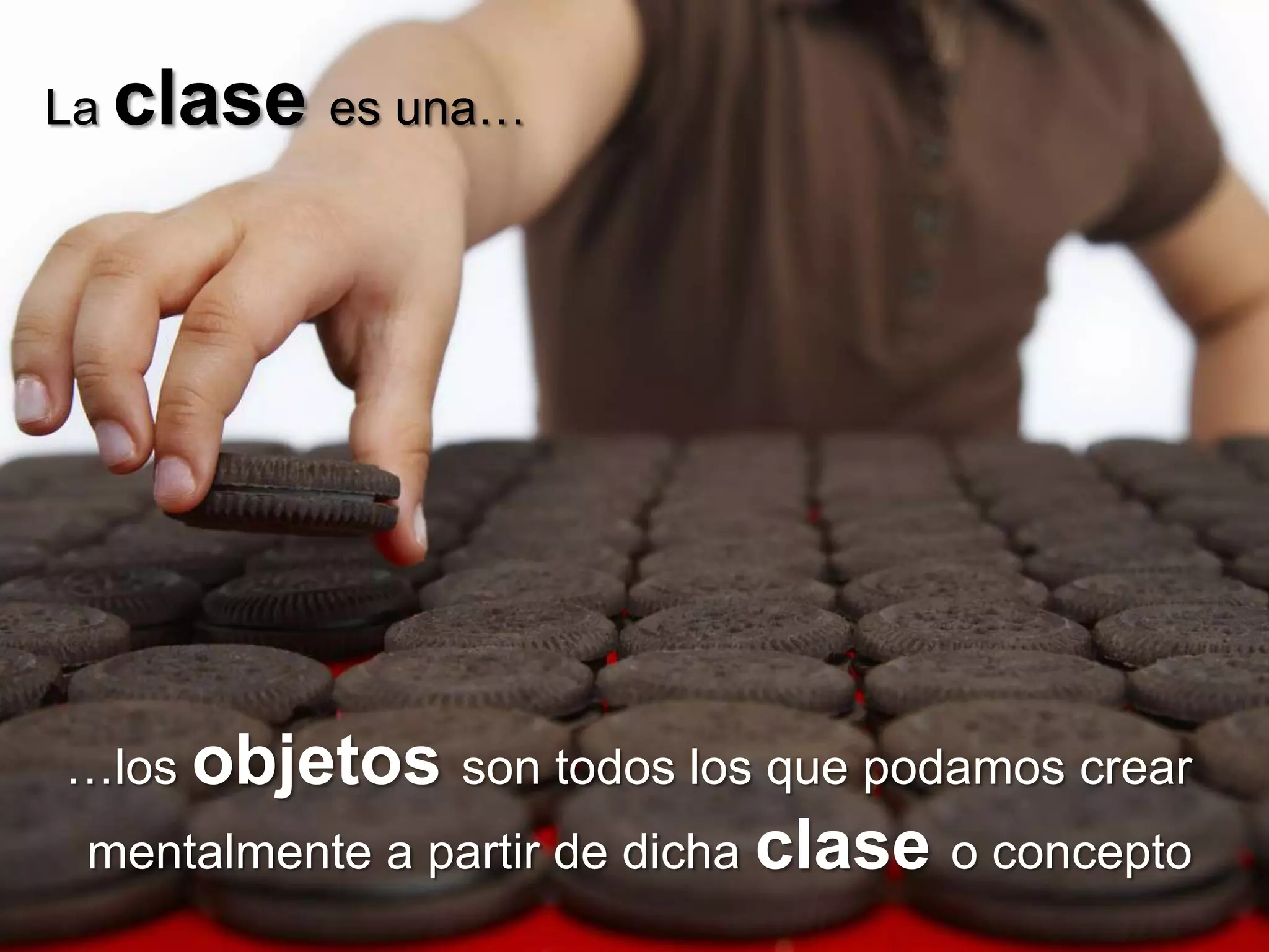 La clase es una…




…los objetos son todos los que podamos crear
 mentalmente a partir de dicha clase o concepto
 