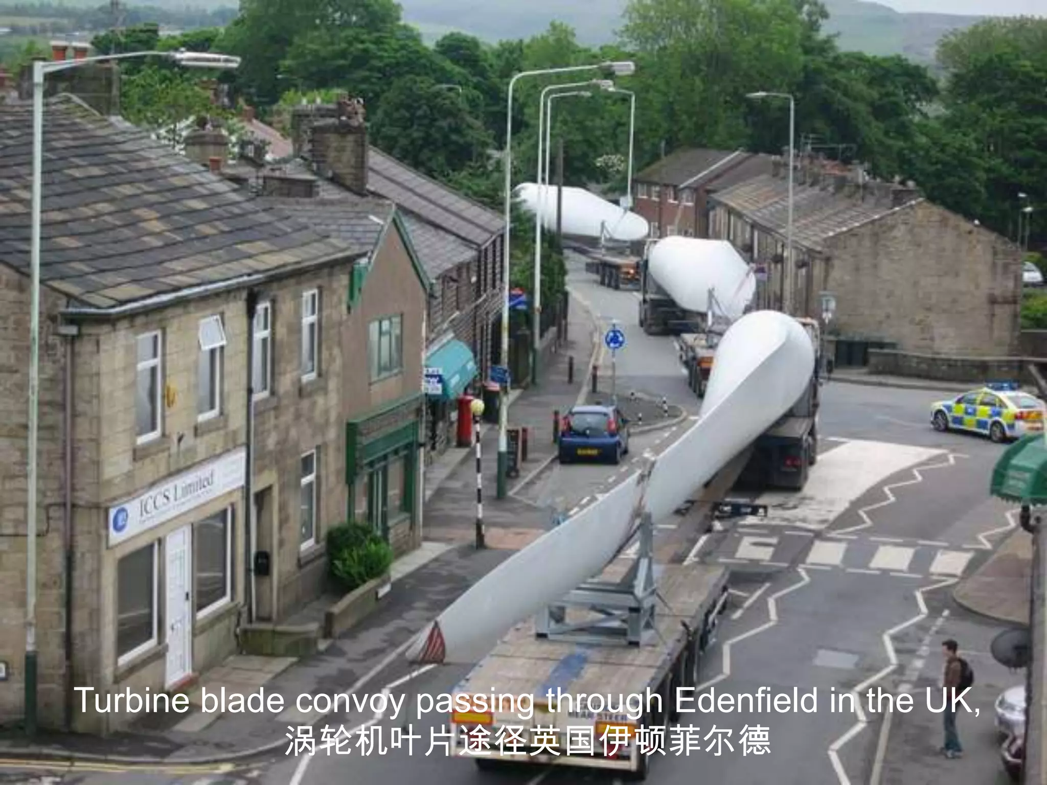 Turbine blade convoy passing through Edenfield in the UK,涡轮机叶片途径英国伊顿菲尔德