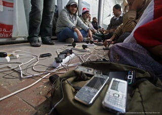 Quelle: Improvisierte Aufladestation auf dem Tahrir-Platz in Kairo; Reuters, 2011
 